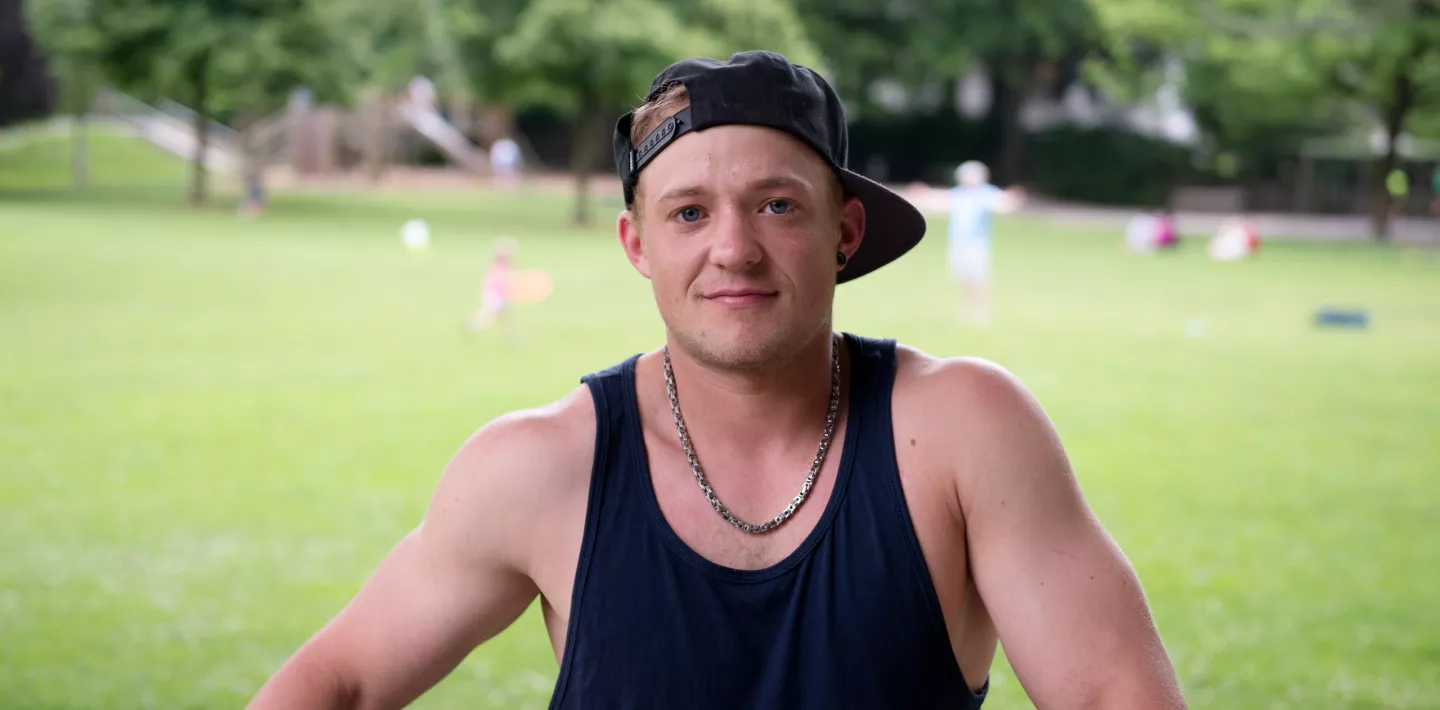 Patient mit Kappe im Park 