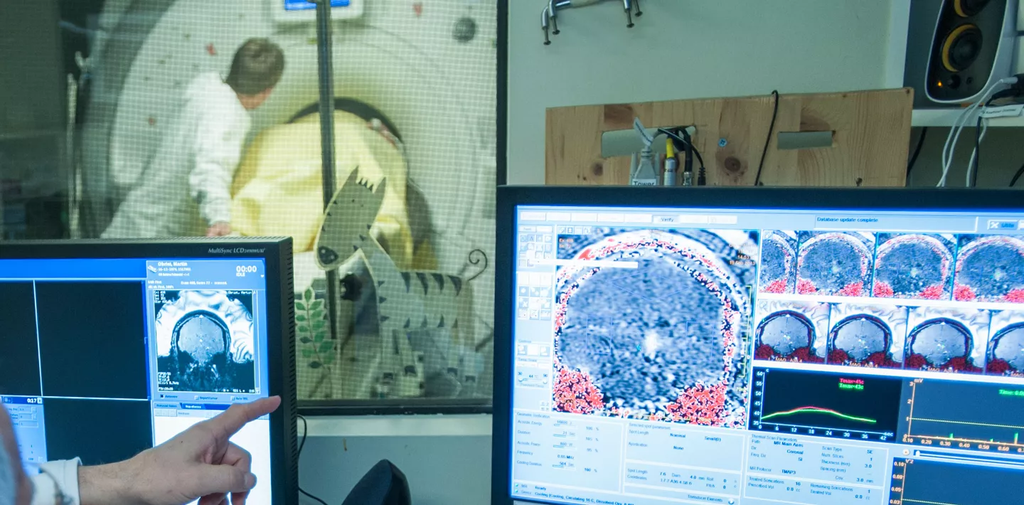 MRI, Computerraum mit Bildschirm 