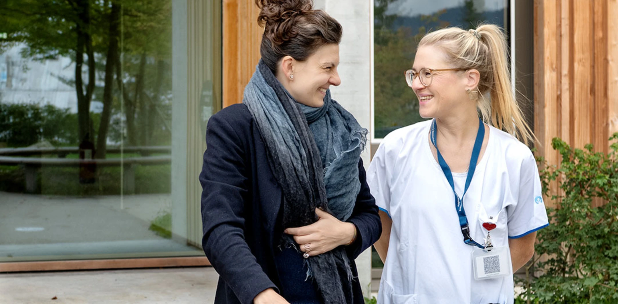 Themenbild Neonatologie Unterstützung für Eltern, Pflegeberaterin im Gespräch mit Mutter, draussen