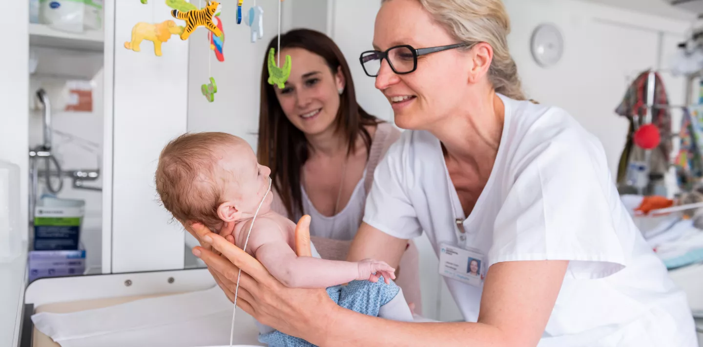 PD Dr. med. Cornelia Hagmann kümmert sich um Patient 
