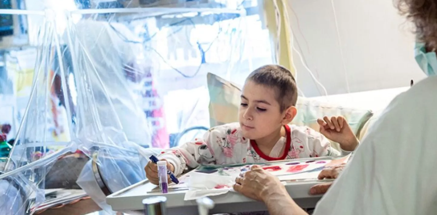 Leukämie-Patientin im Bett in der Isolationskabine