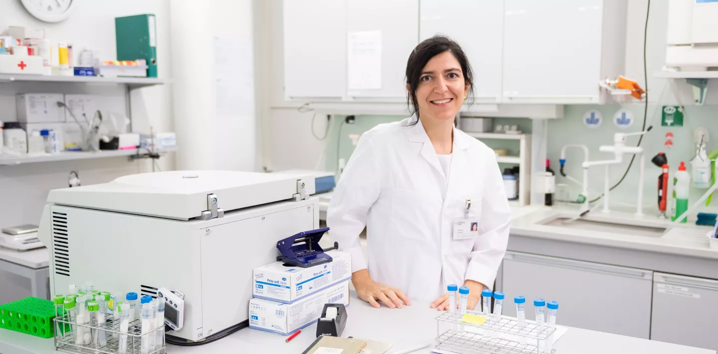 Onkologin Ana Guerreiro Stuecklin steht im Labor 