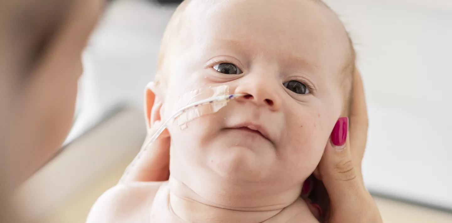 Mutter hält Baby 