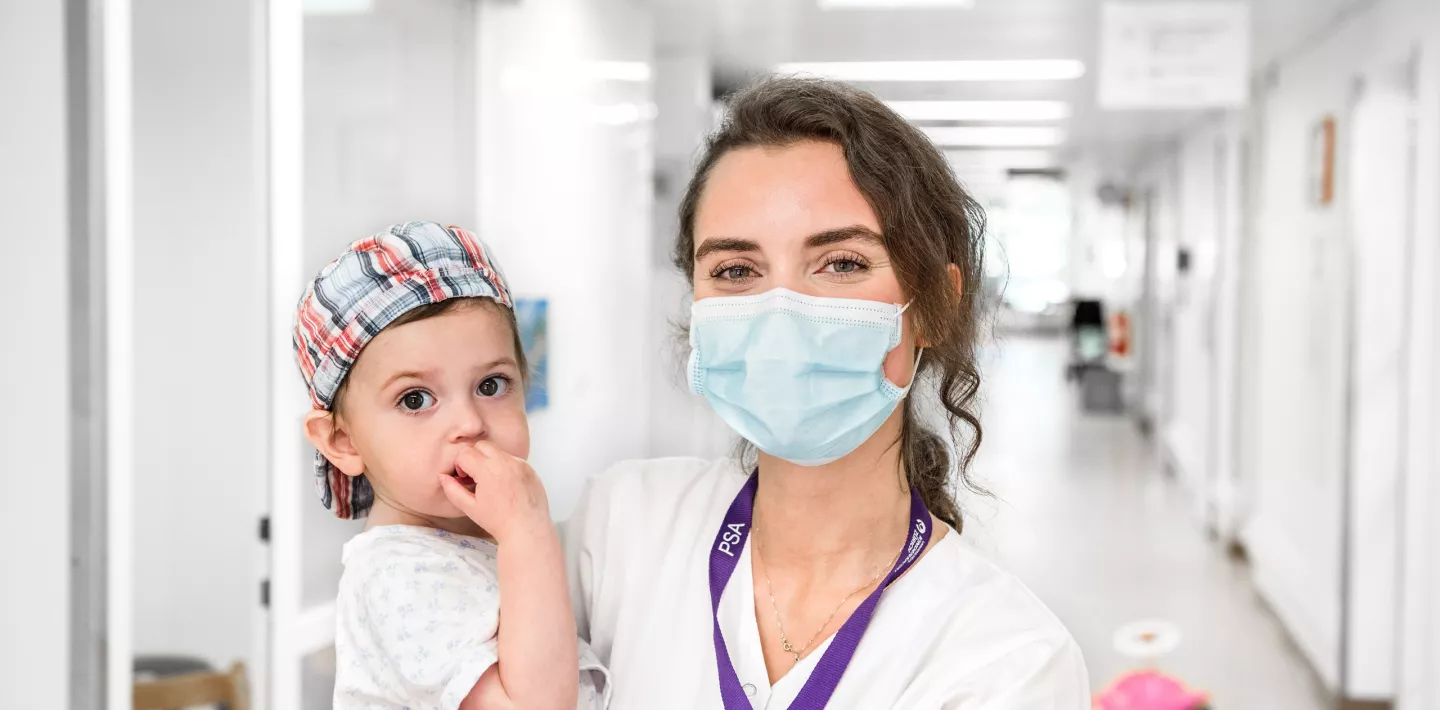 Pflegefachfrau Alessia Van Bael mit Patient