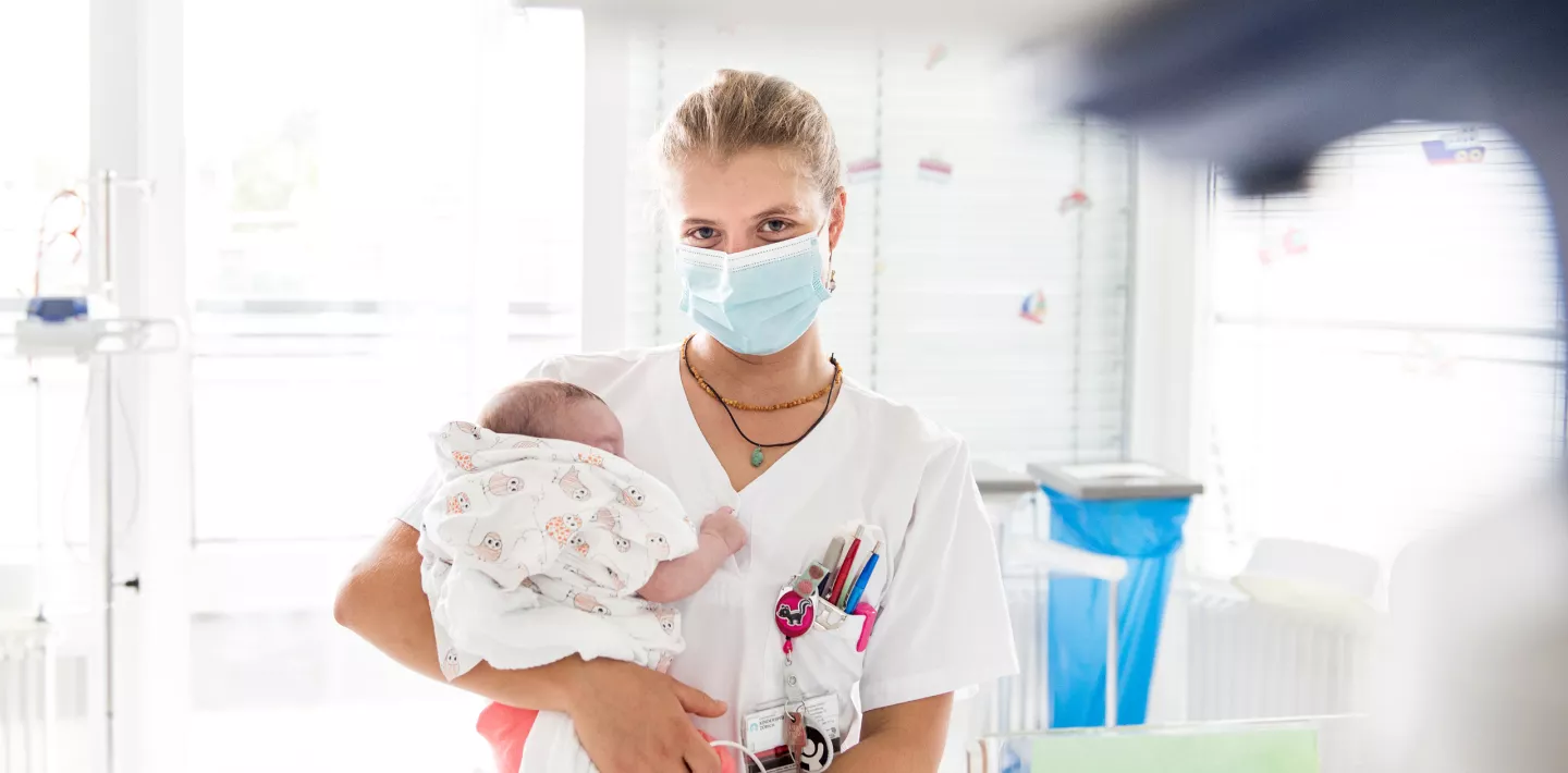 Pflegefachfrau Leia Kälin mit Patient auf dem Arm