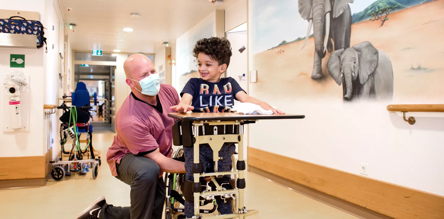 Pflegefachmann Daniel Fahrer mit Patient