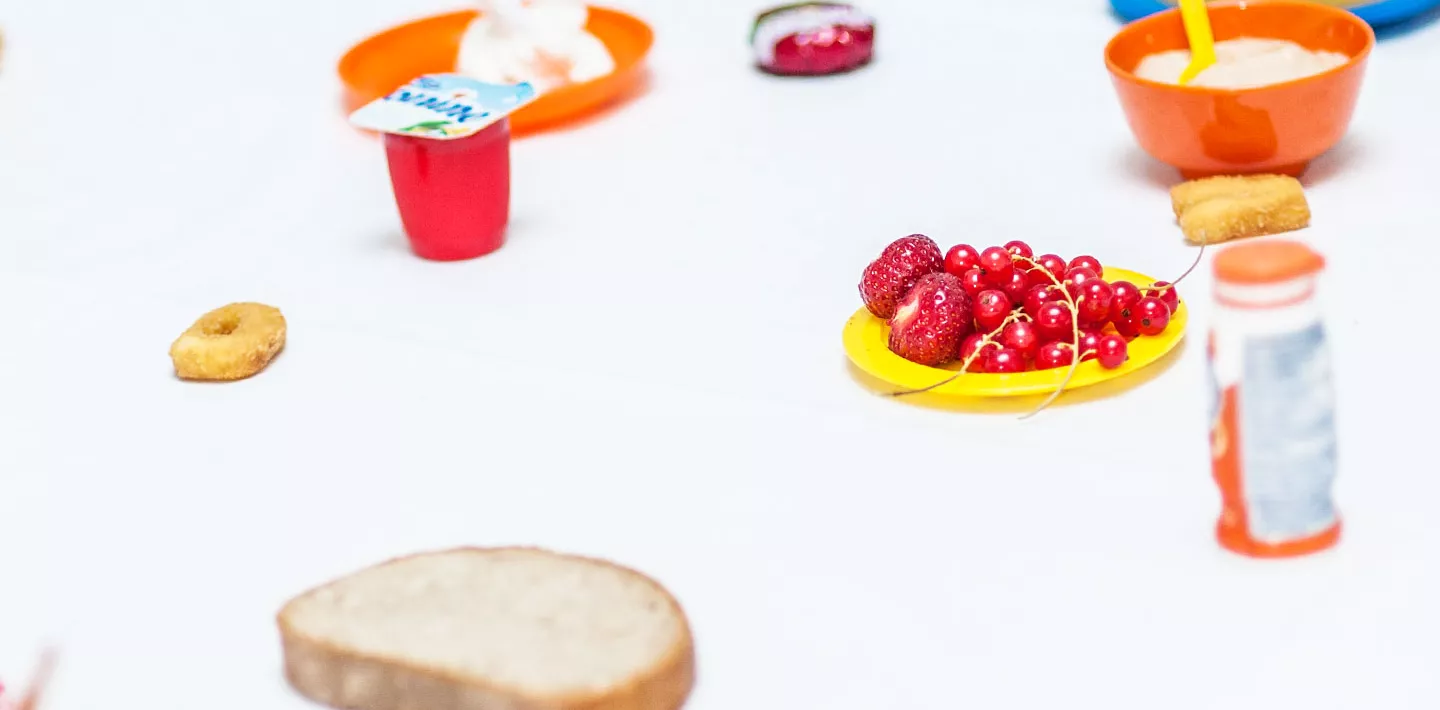 Psychologie, Kinder Picnic, Esswaren spielerisch auf dem Boden aufgestellt