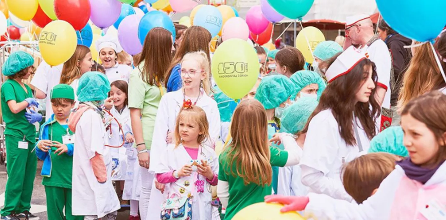 Umzug mit Patientinnen und Patienten des Kinderspitals am Sechseläuten