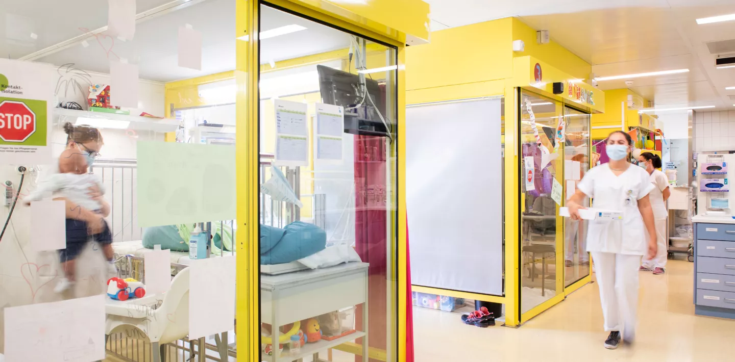 Eine Pflegefachfrau läuft durch die Station Stammzelltransplantation