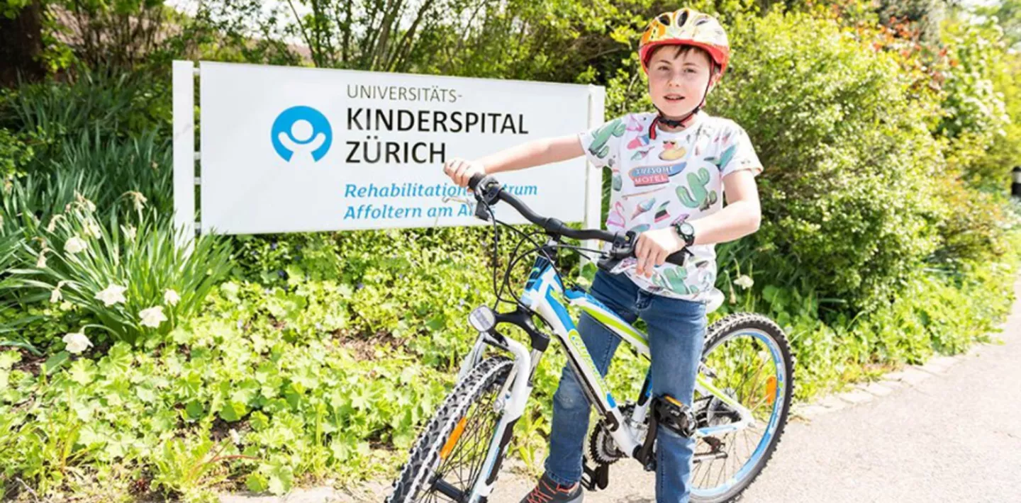 Schädel-Hirn-Trauma Patient mit Velo vor Reha-Zentrum Affoltern