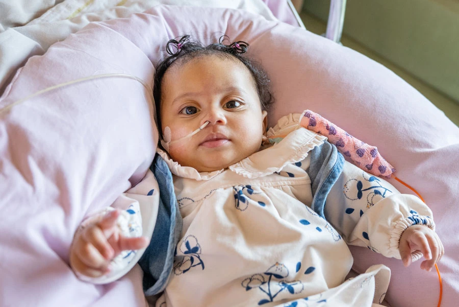 Zoe liegt in einem Spitalbett und blickt in die Kamera