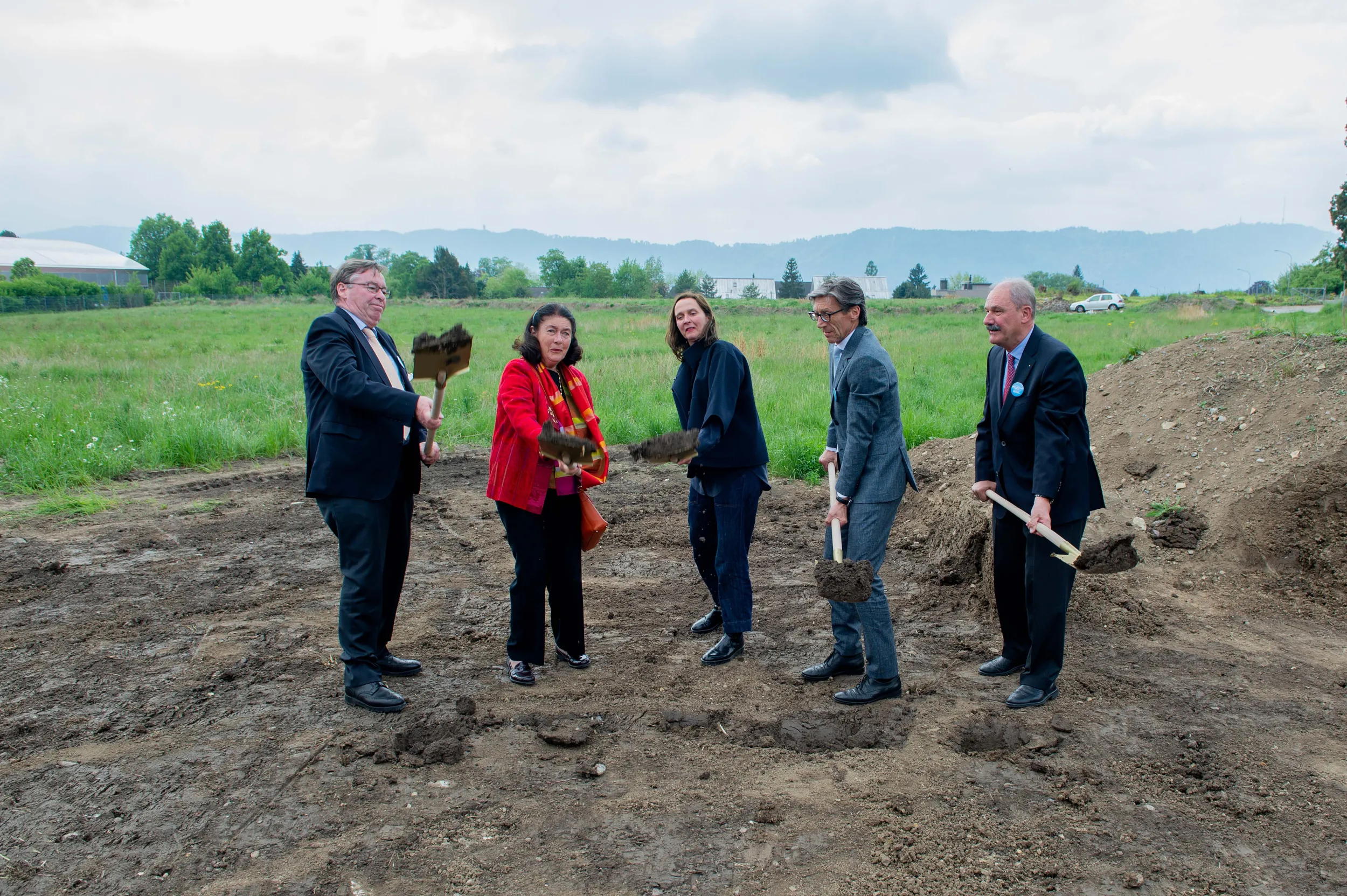 Spatenstich für das neue Kinderspital in Zürich-Lengg am 4. Mai 2018: Martin Vollenwyder (Präsident der Eleonorenstiftung), Françoise de Vries (Vizepräsidentin des Stiftungsrates der Eleonorenstiftung und Leiterin des Steuerungsausschusses Bau), Christine Binswanger (Senior Partnerin bei Herzog & de Meuron), Dr. Thomas Heiniger (Regierungspräsident) und Prof. Dr. med. Felix H. Sennhauser (ärztlicher Direktor Kinderspital Zürich).