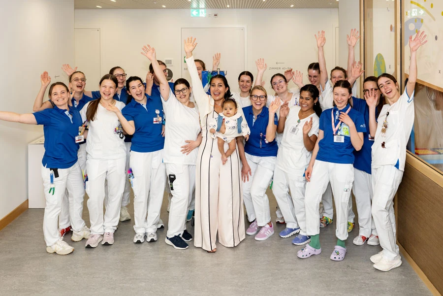 Zoe und ihre Mutter, umgeben vom Pflegeteam