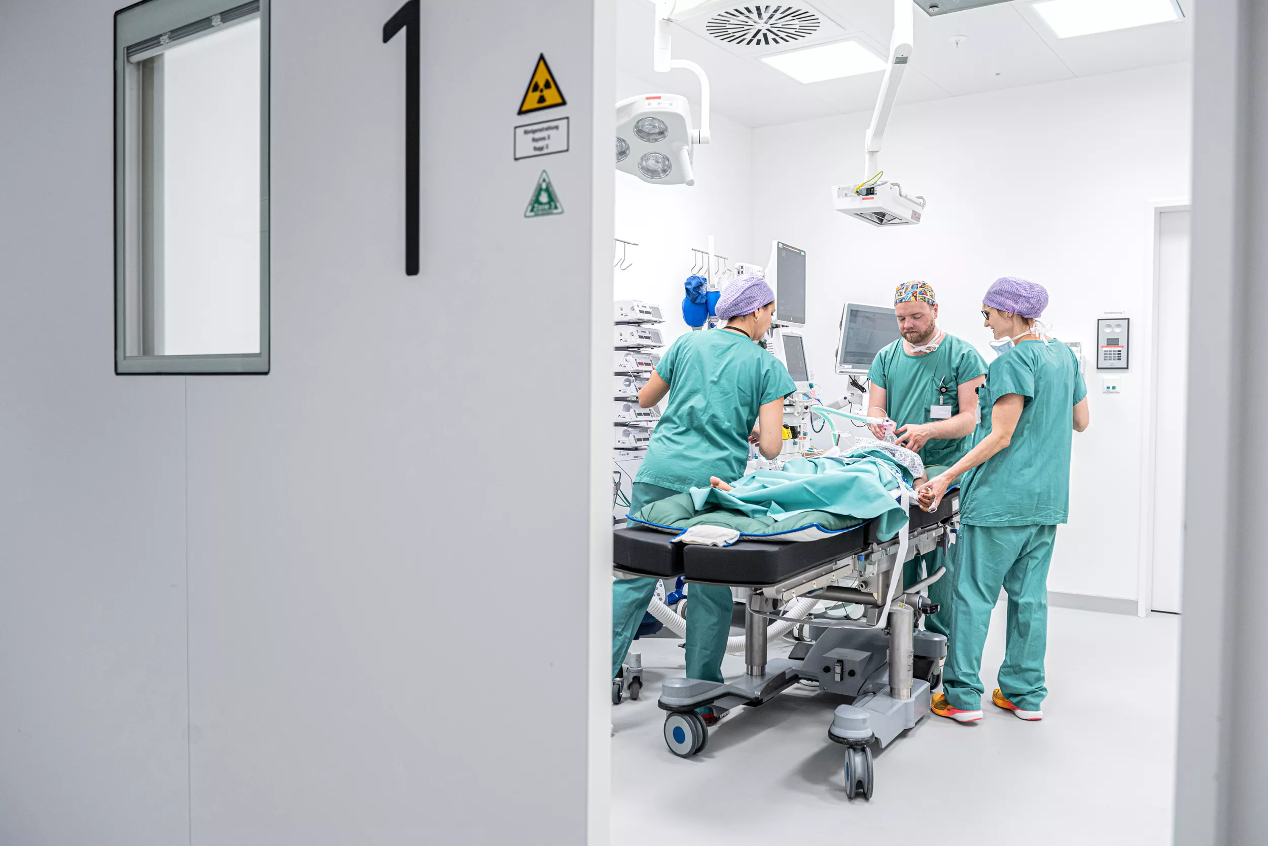 Das Anästhesie Team bereitet einen jungen Patienten für die Narkose vor