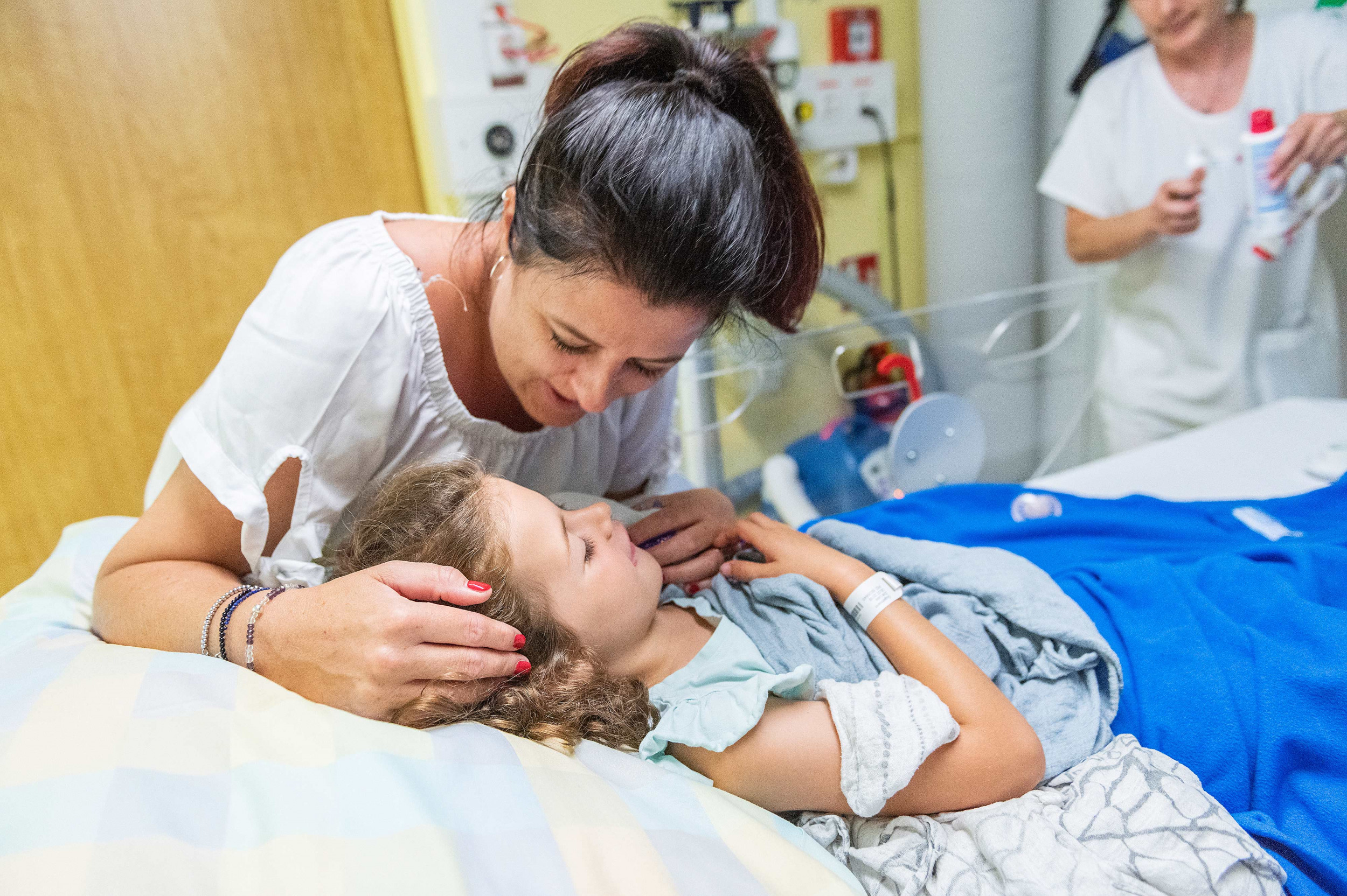 Mutter tröstet Tochter vor MRI