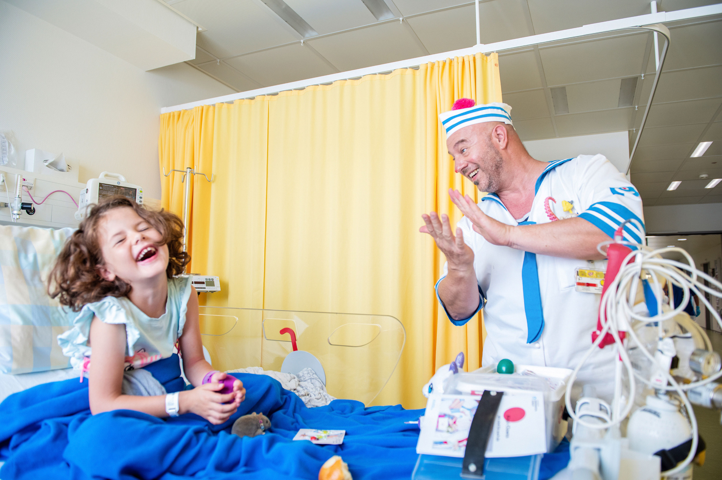 Spitalclown Dada bringt Patientin zum Lachen