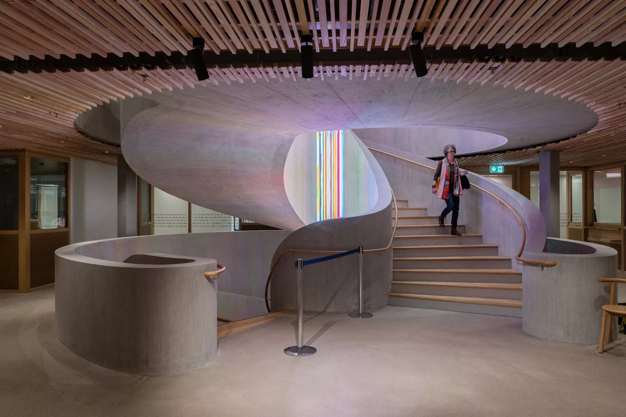 Ein bunt beleuchtetes Treppenhaus im Akutspital des Kinderspitals Zürich