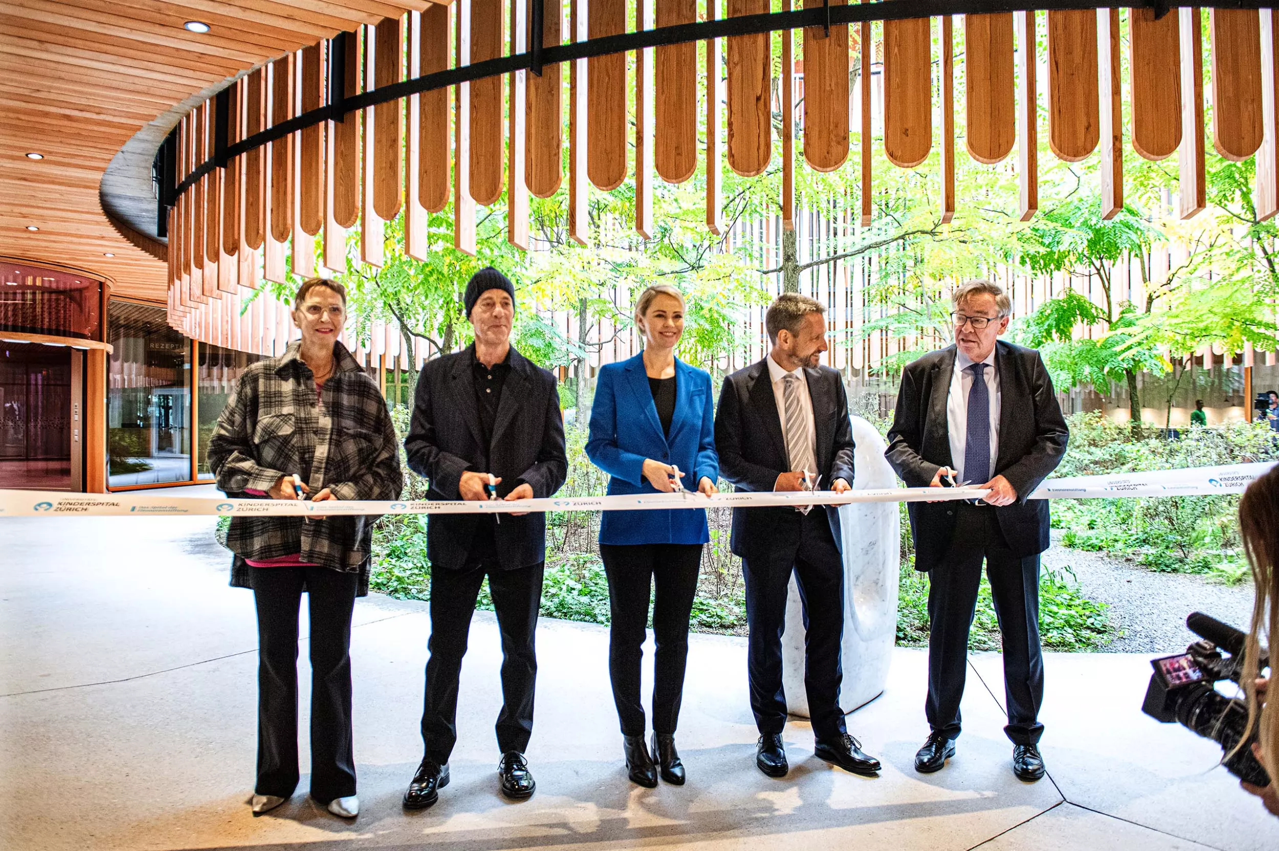 Christine Binswanger, Jacques Herzog, Natalie Rickli, Georg Schäppi und Martin Vollenwyder durchschneiden ein Band bei der Einweihung des neuen Kinderspitals Zürich