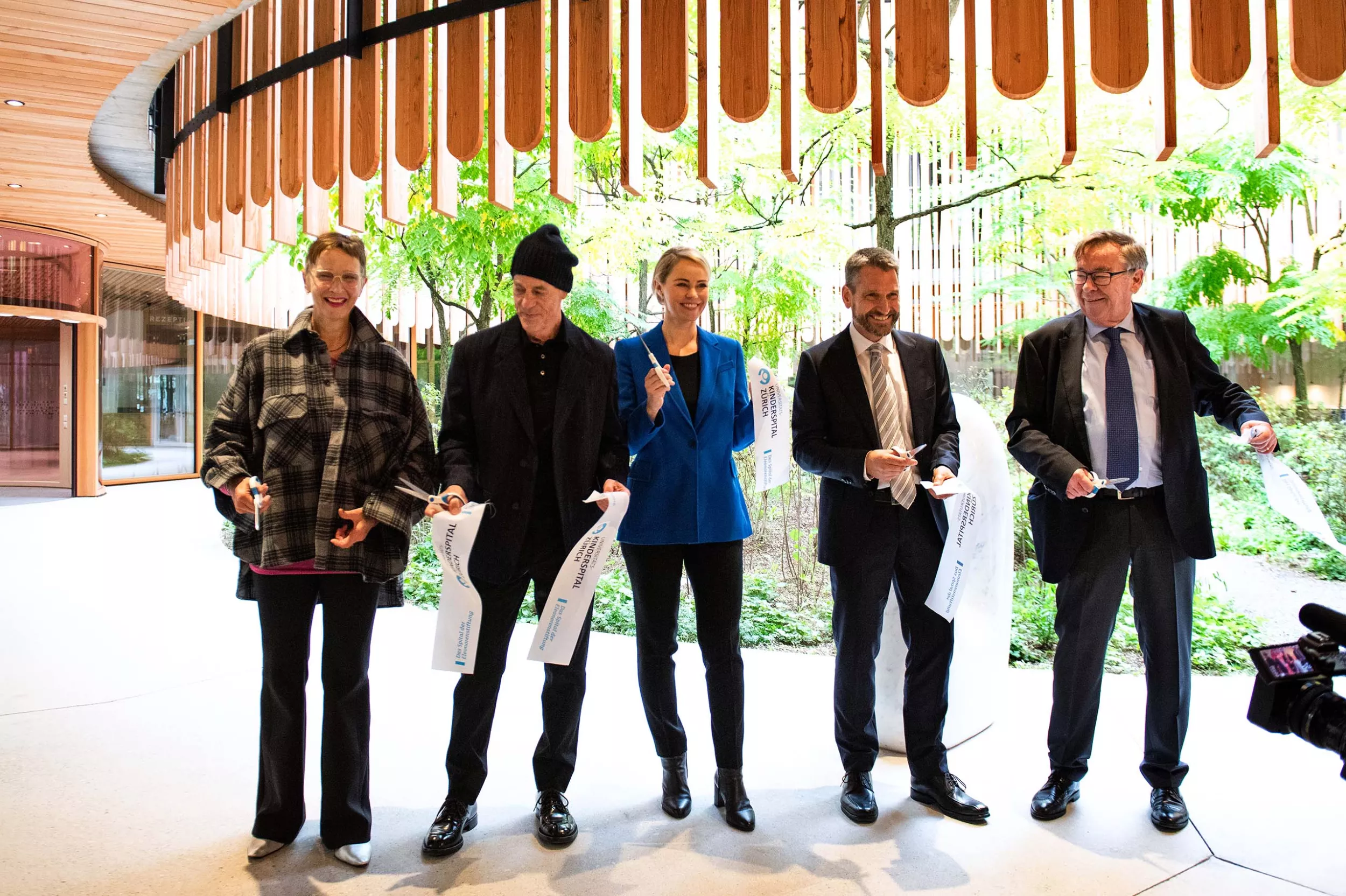 Christine Binswanger, Jacques Herzog, Natalie Rickli, Georg Schäppi und Martin Vollenwyder durchschneiden ein Band bei der Einweihung des neuen Kinderspitals Zürich