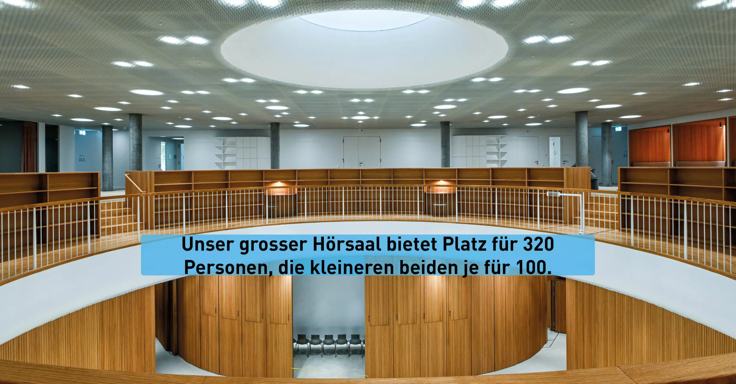 Aussenansicht der Hörsäle im Gebäude für Forschung und Lehre. Zudem sieht man einige noch leere Regale.