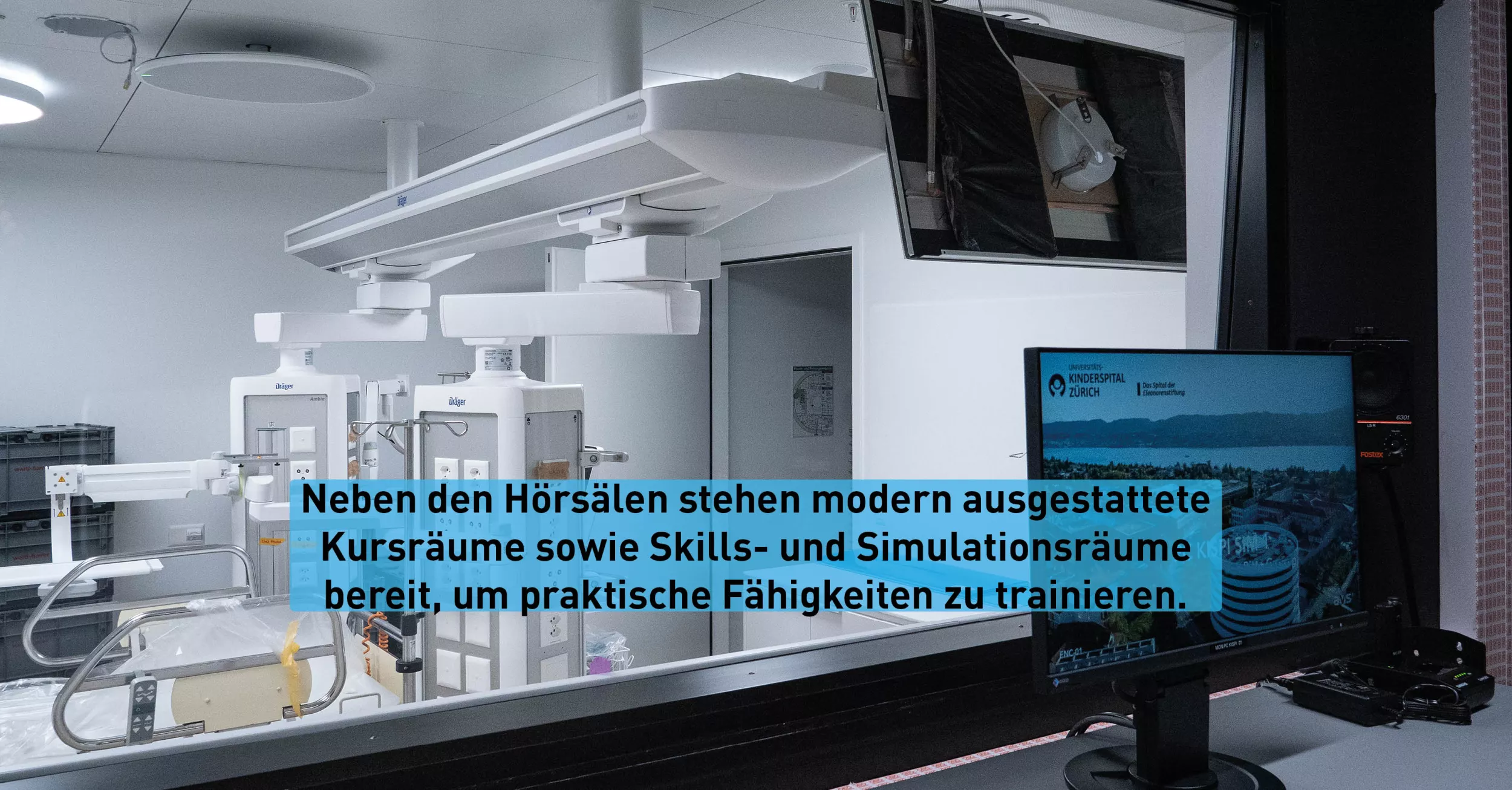 Links sieht man den Simulationsraum mit verschiedenen medizinischen Geräten. Rechts steht ein Monitor.