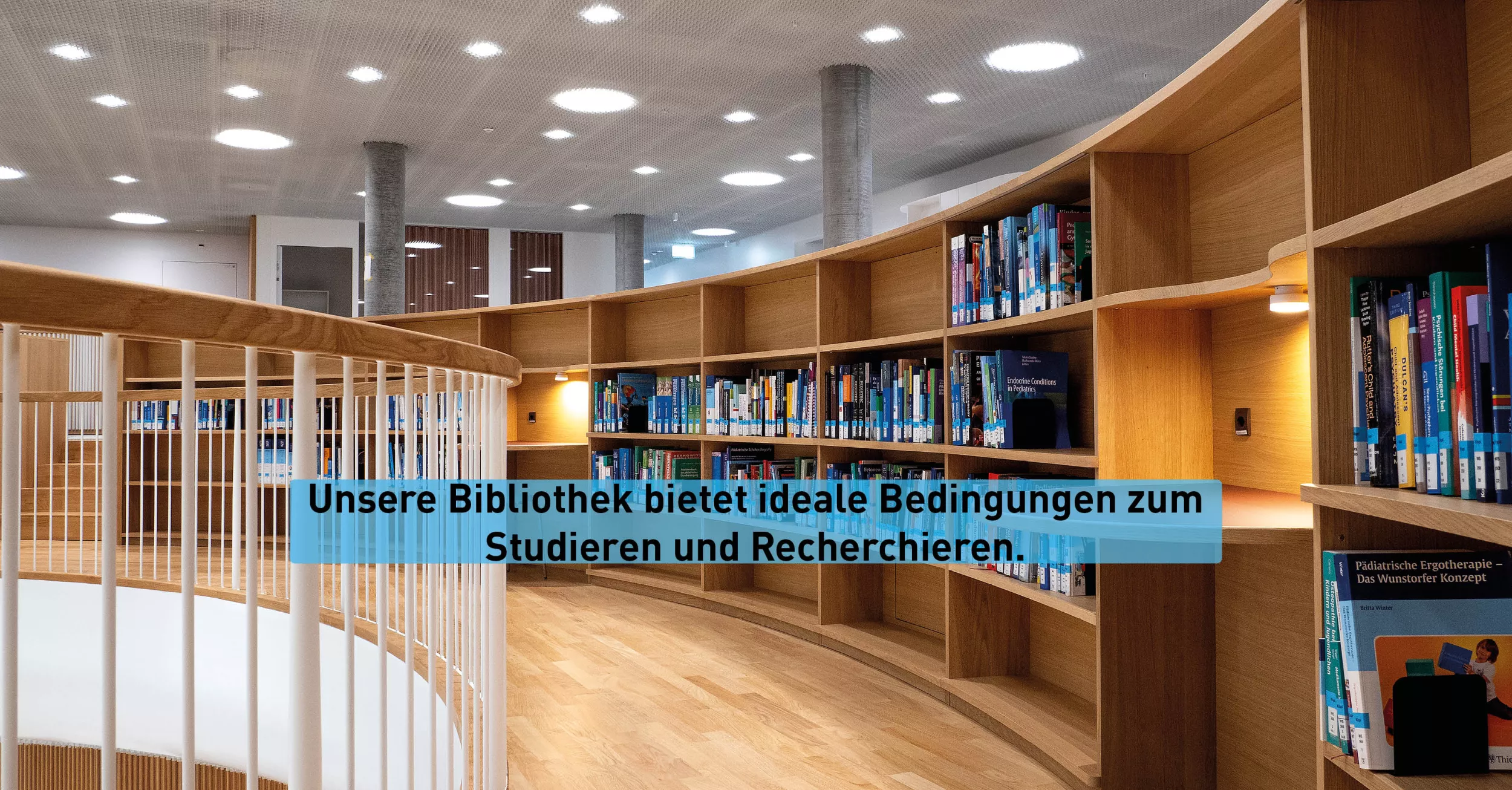 Regale in der Bibliothek im neuen Gebäude für Forschung und Lehre, die mit Büchern gefüllt sind.
