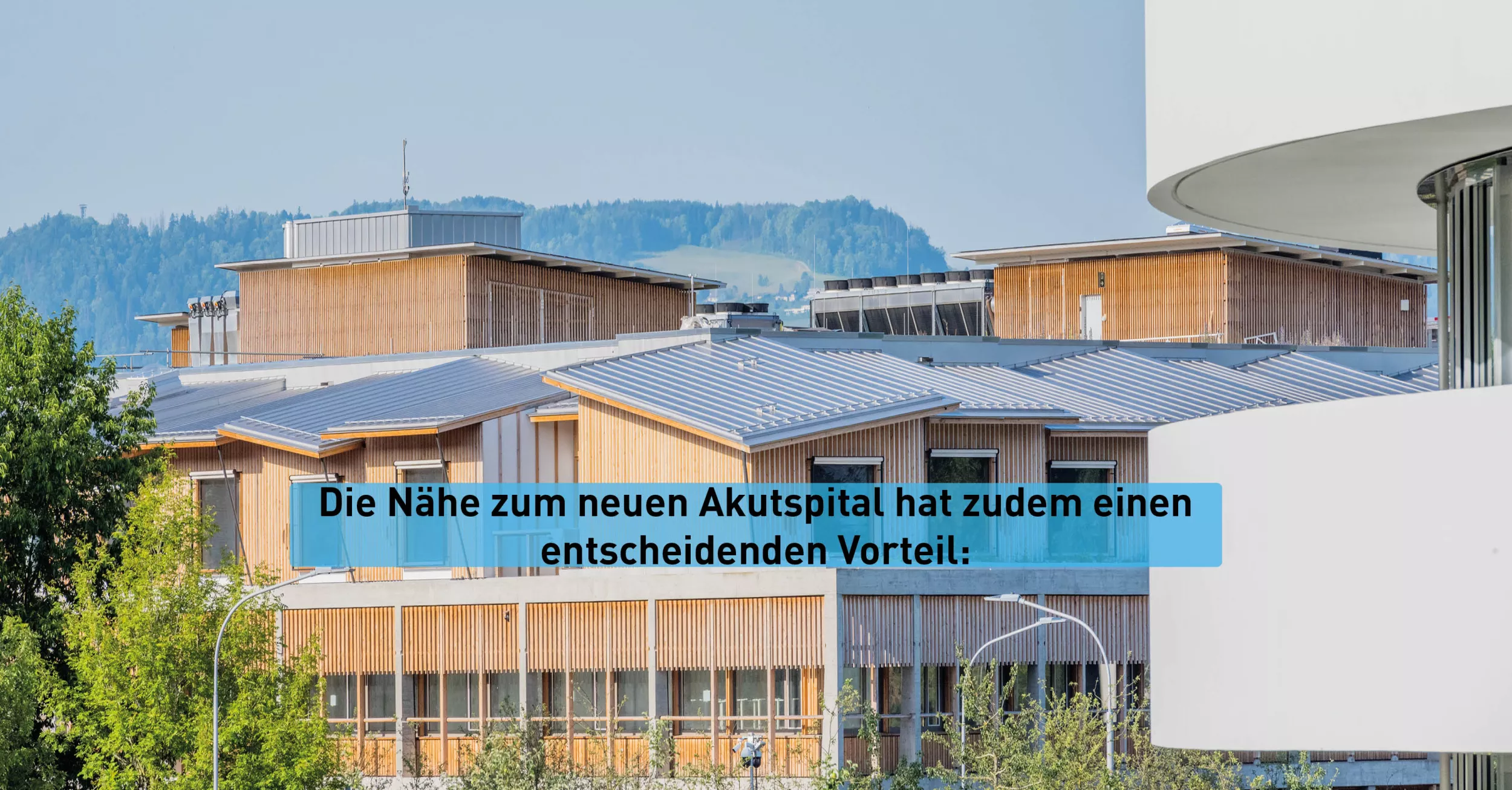 Im Vordergrund ist das neue Gebäude für Forschung und Lehre zu erkennen. Im Hintergrund sieht man die Holzfassade des neuen Akutspitals des Kinderspitals Zürich.