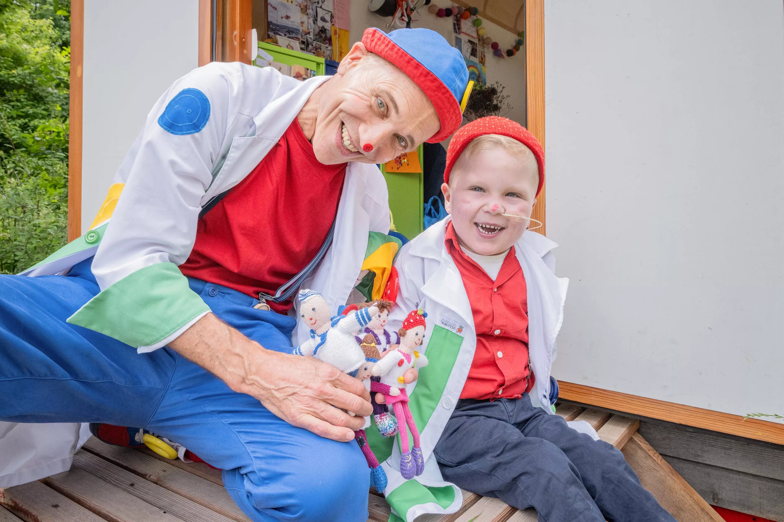 Spitalclown Dr. Knopf mit Patient Frederik und den Spitalclownpuppen