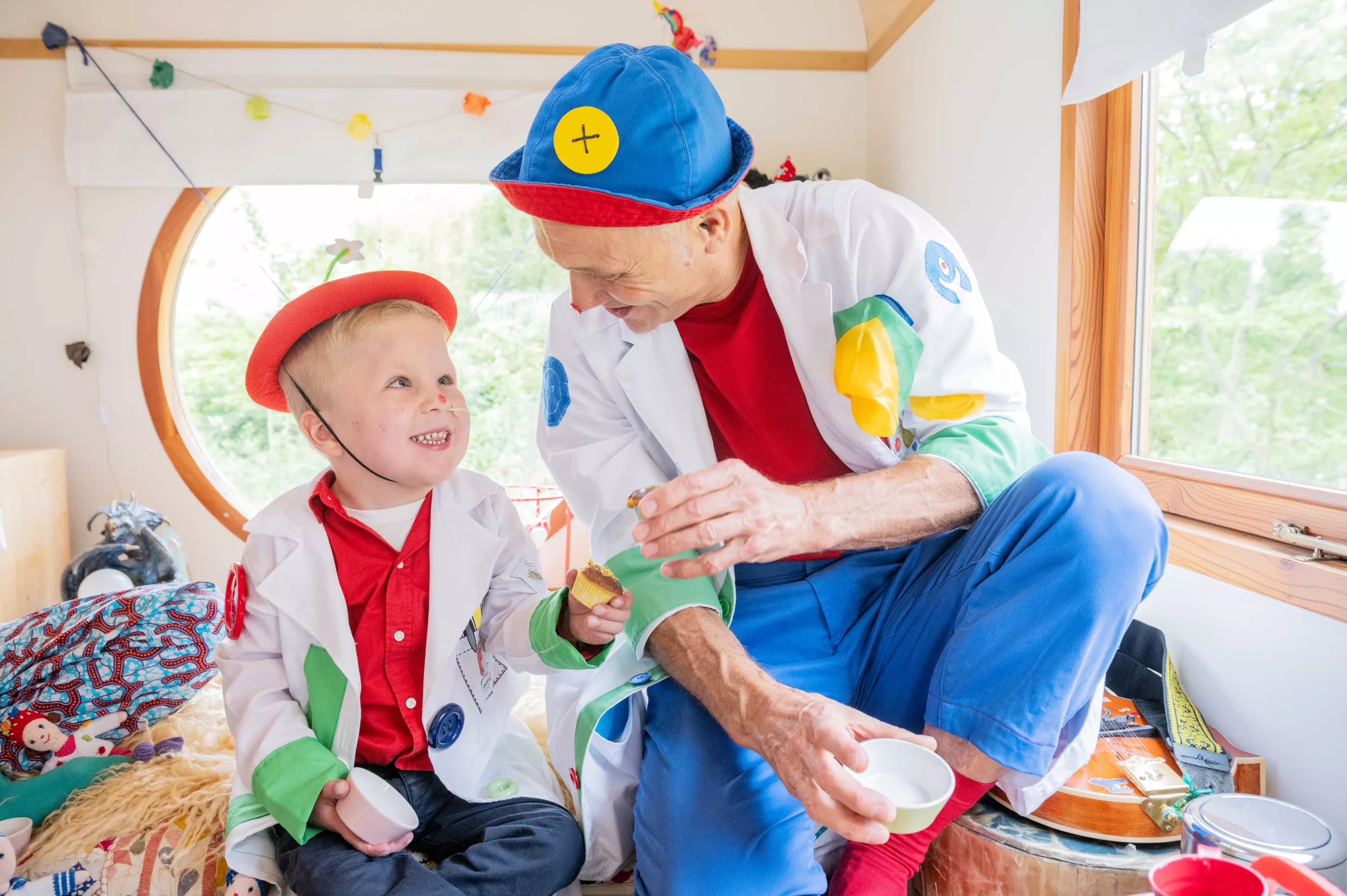 Frederik als Clown verkleidet besucht Spitalclown Dr. Knopf