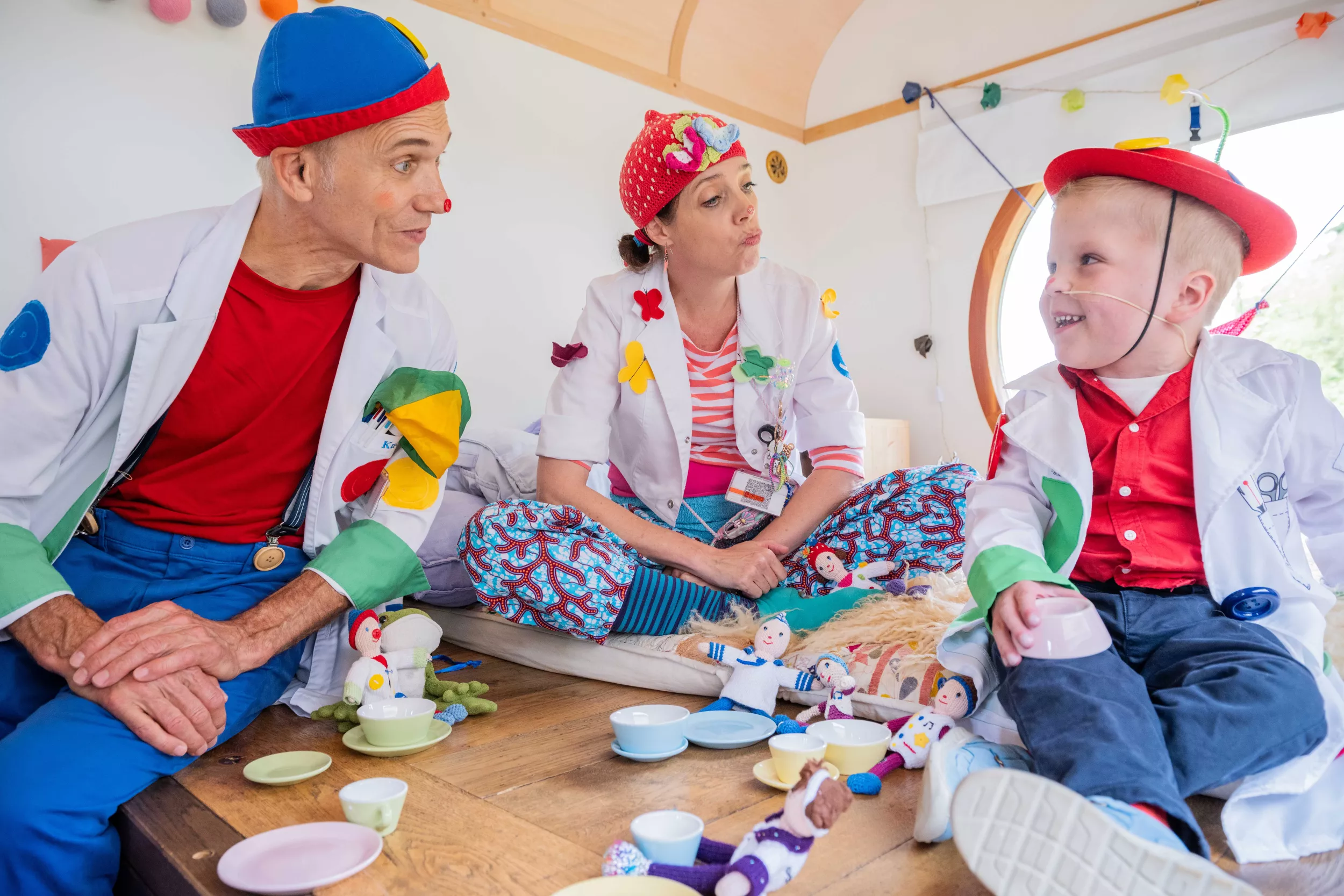 Patient Frederik spielt Teeparty mit den Spitalclowns