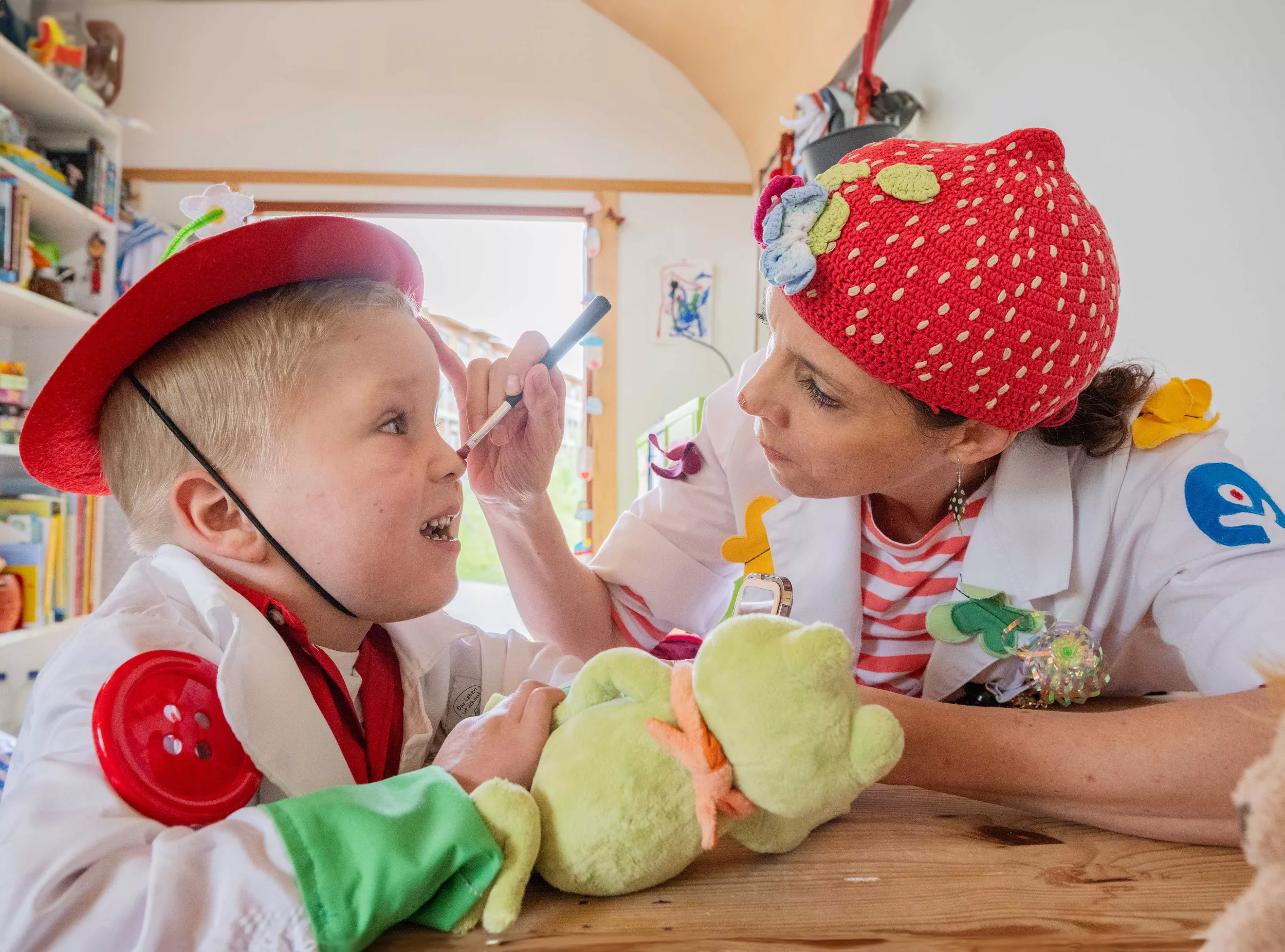 Patient Frederik wird wie ein Spitalclown geschminkt