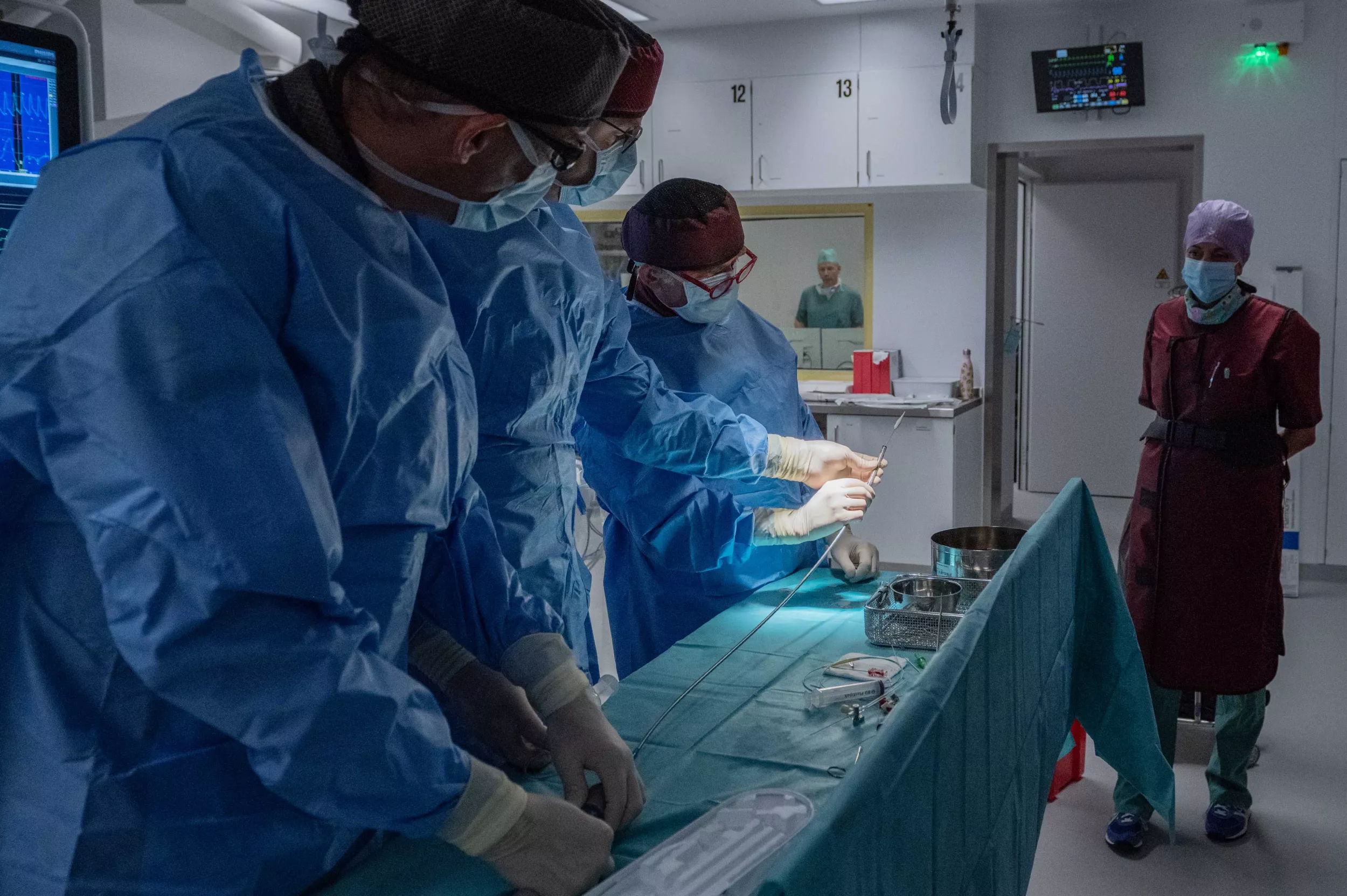 Das Team der Herzchirurgie bereitet einen Katheter für einen Herzklappenersatz vor