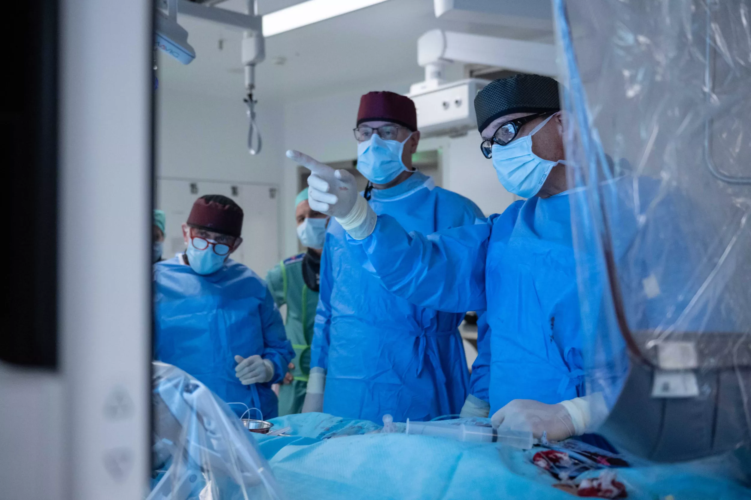 Das Team der Herzchirurgie implantiert minimalinvasiv künstliche Herzklappen über einen Katheter