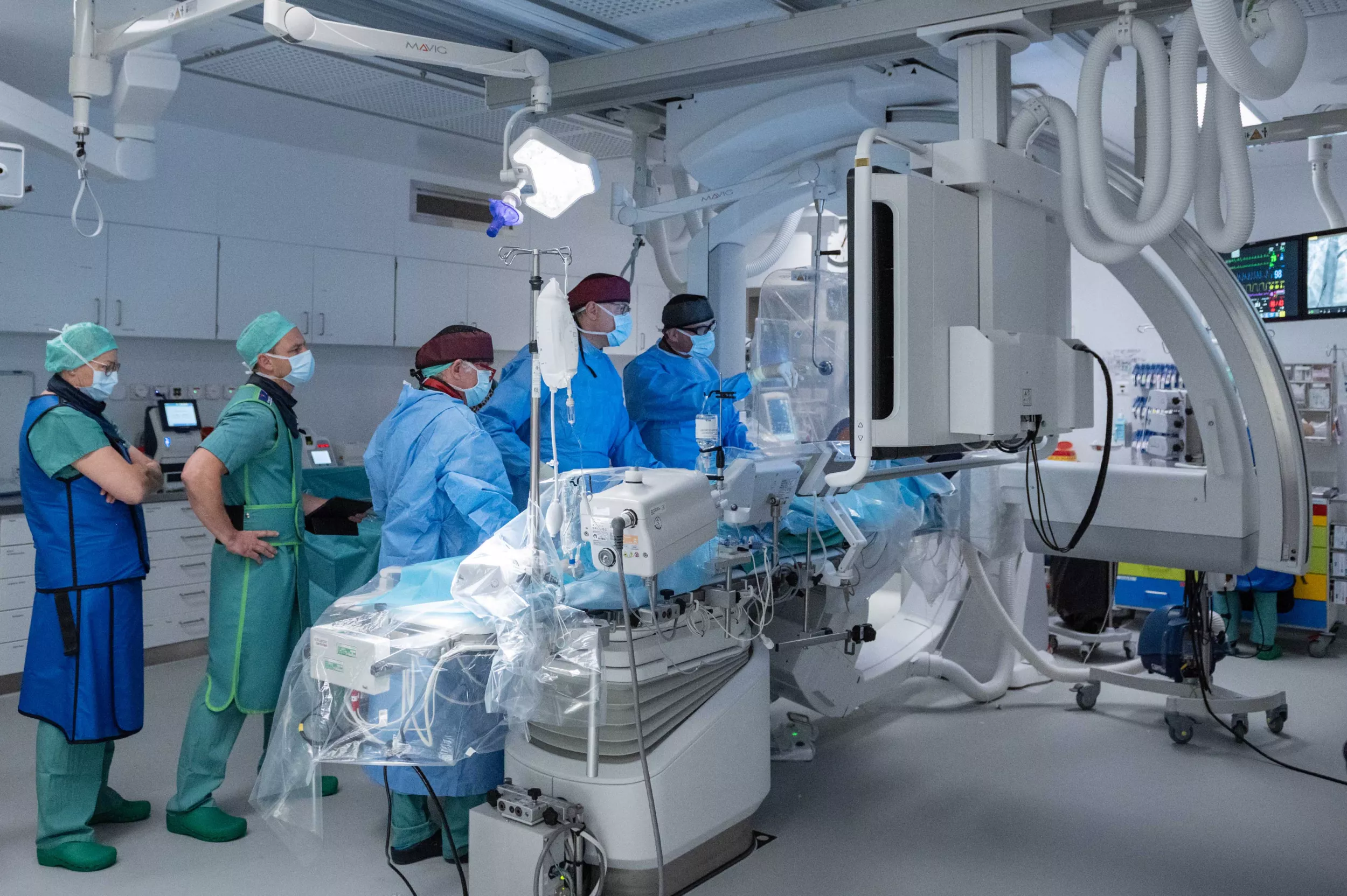 Das Team der Herzchirurgie implantiert minimalinvasiv künstliche Herzklappen über einen Katheter