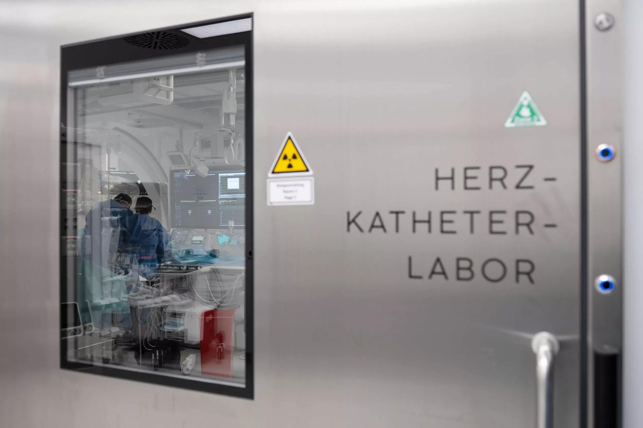 Eingangstür zum Herz-Katheter-Labor im Kinderspital Zürich