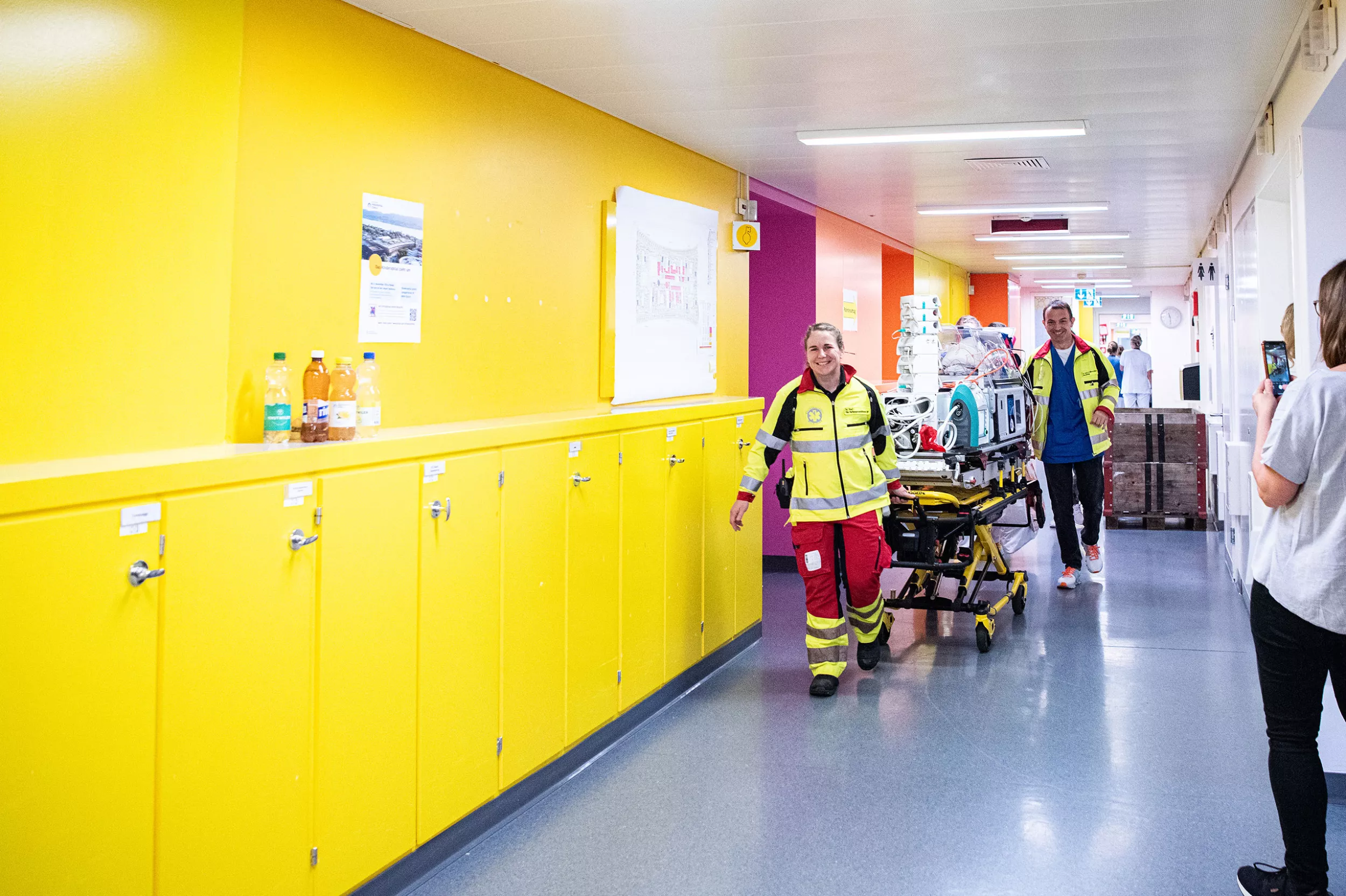Rettungssanitäter schieben ein Baby auf einer Transportliege durch einen Gang im Kinderspital in Zürich-Hottingen