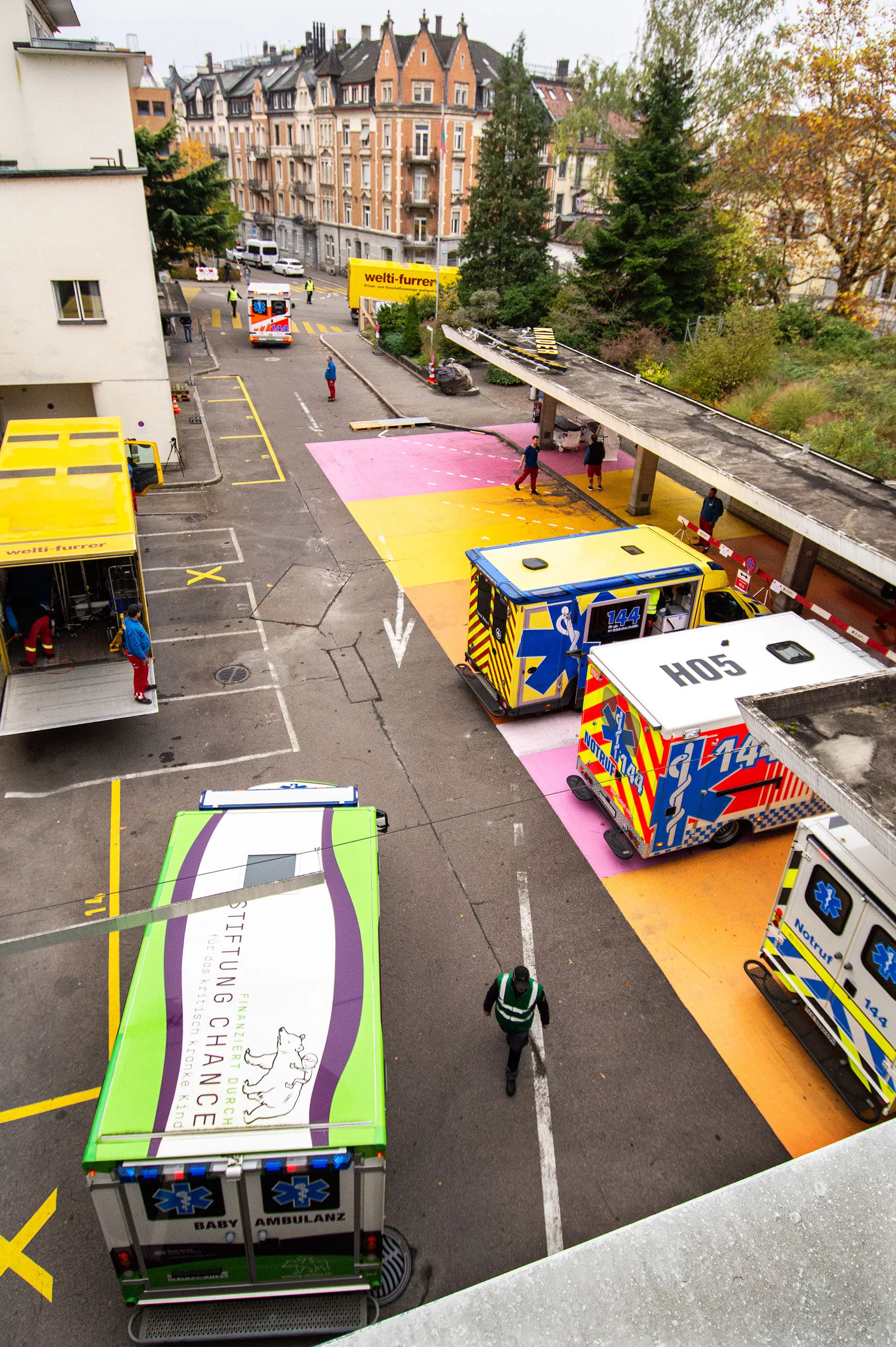 Rettungswagen und Transport LKW stehen auf dem Parkplatz vor dem Kinderspital in Zürich-Hottingen 