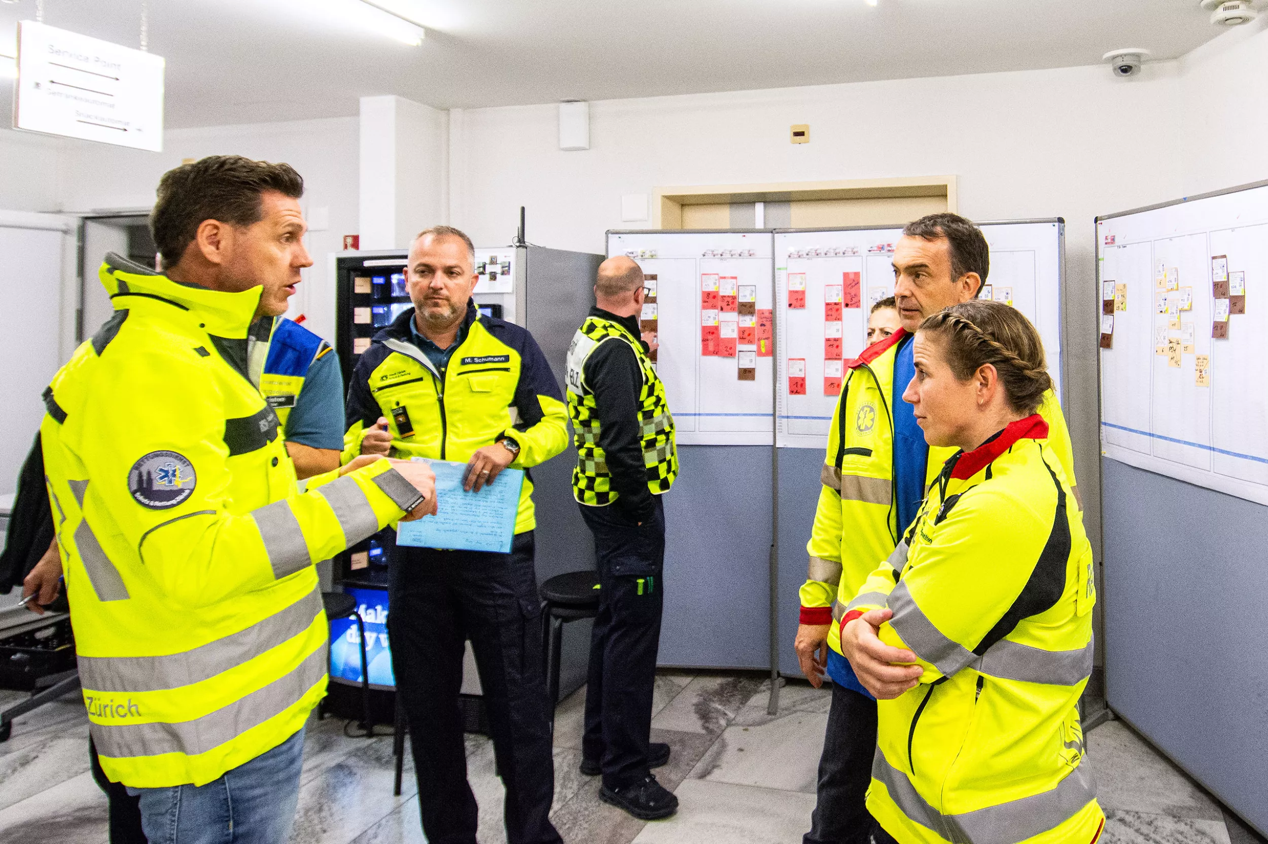 Rettungssanitäter und Rettungssanitäterinnen besprechen einen Einsatz