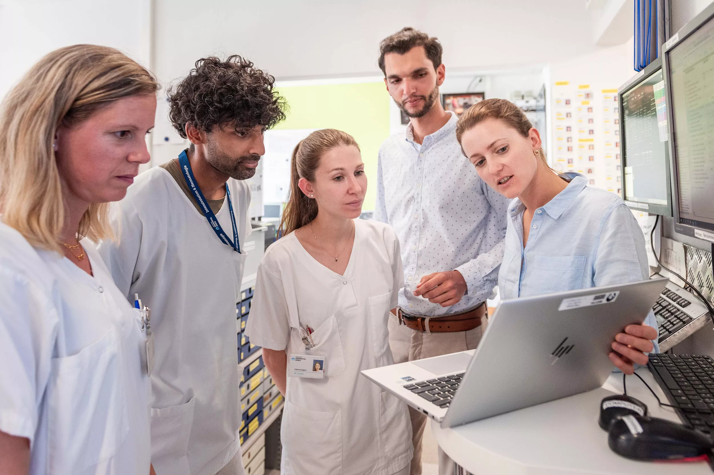 Informatikerin unterstützt medizinisches Personal im Kinderspital