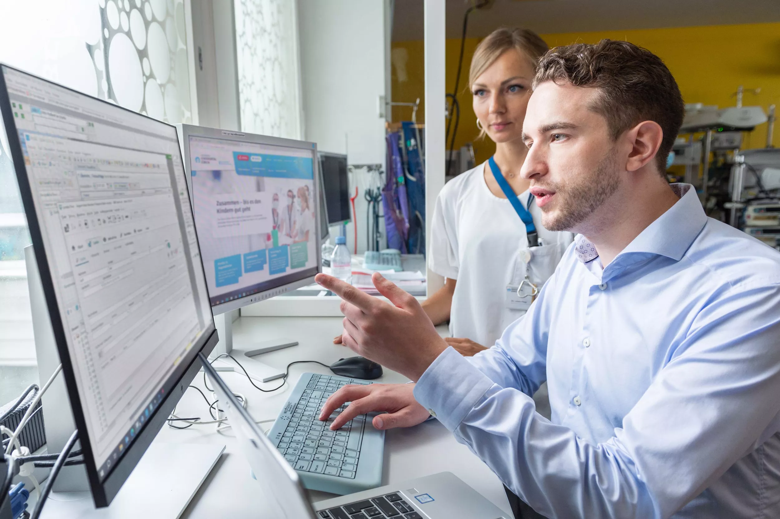 Informatiker spricht mit Arzt und Pflegefachfrau