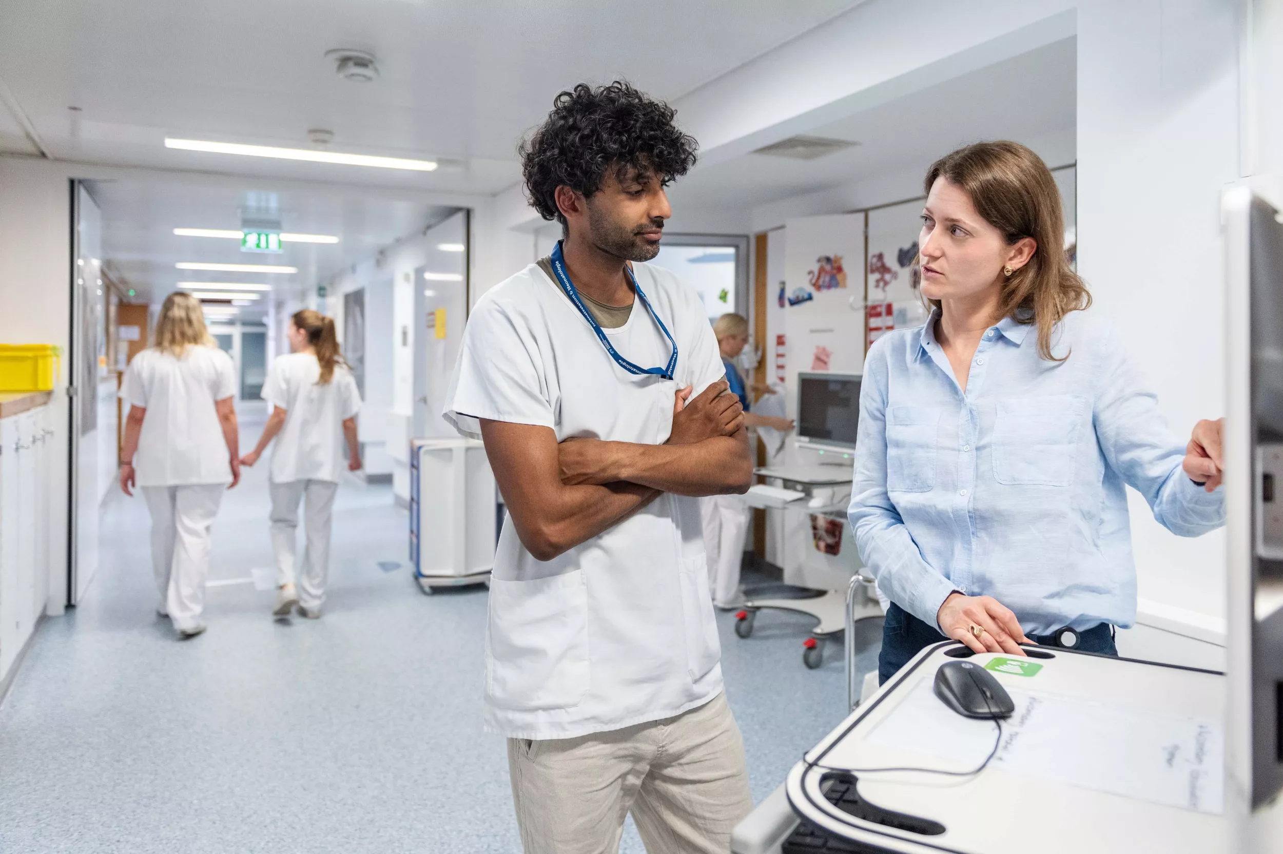 Informatikerin spricht mit Arzt