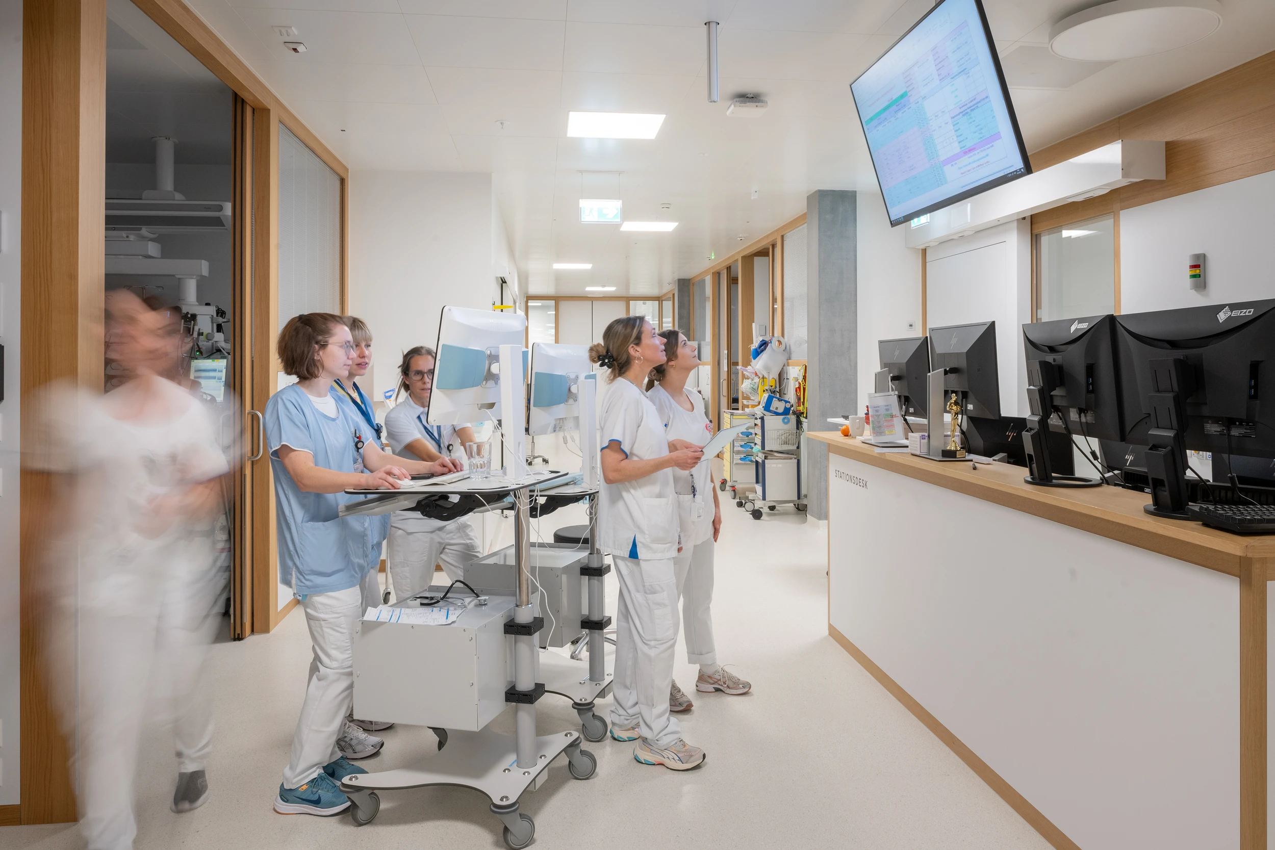 Mitarbeitende der Intensivstation in Bewegung auf dem Gang im Kinderspital Zürich