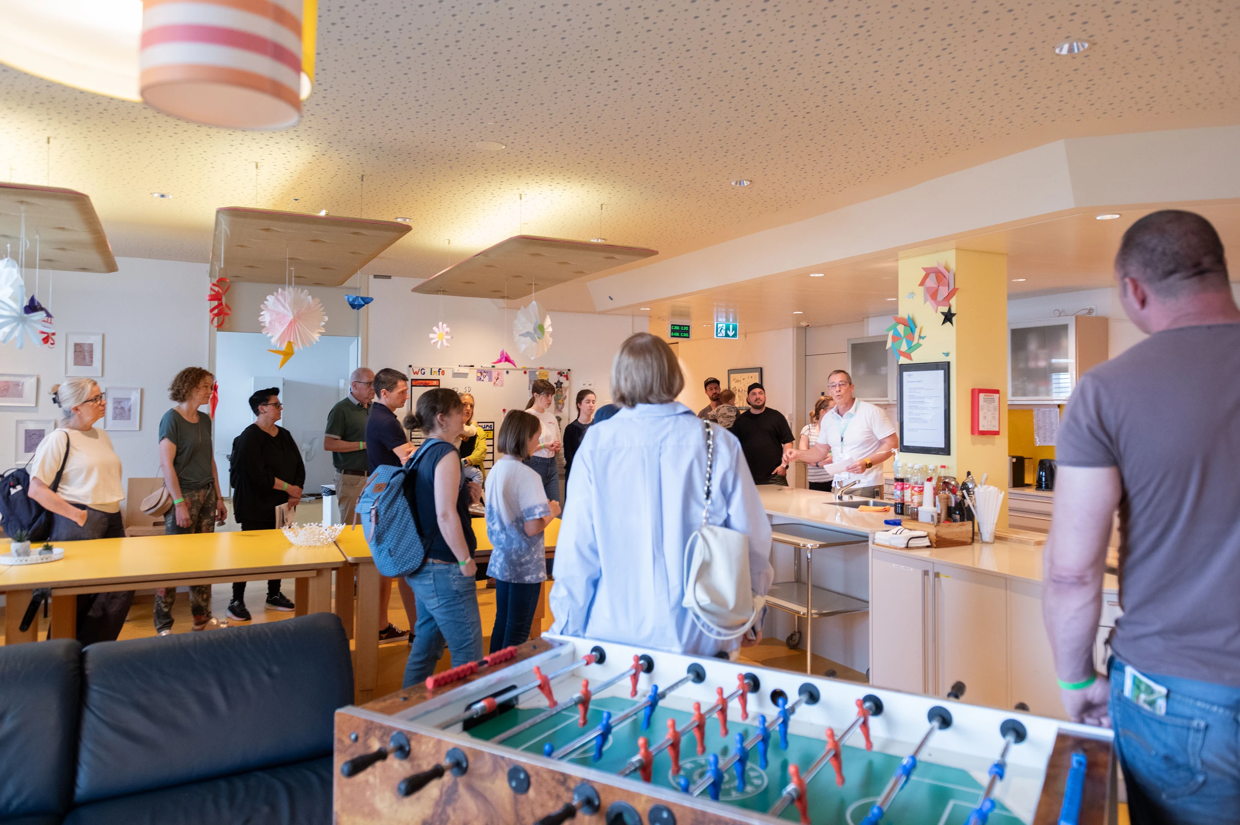Hausführung einer Gruppe durch die Kinder-Reha Schweiz beim Tag der offenen Tür
