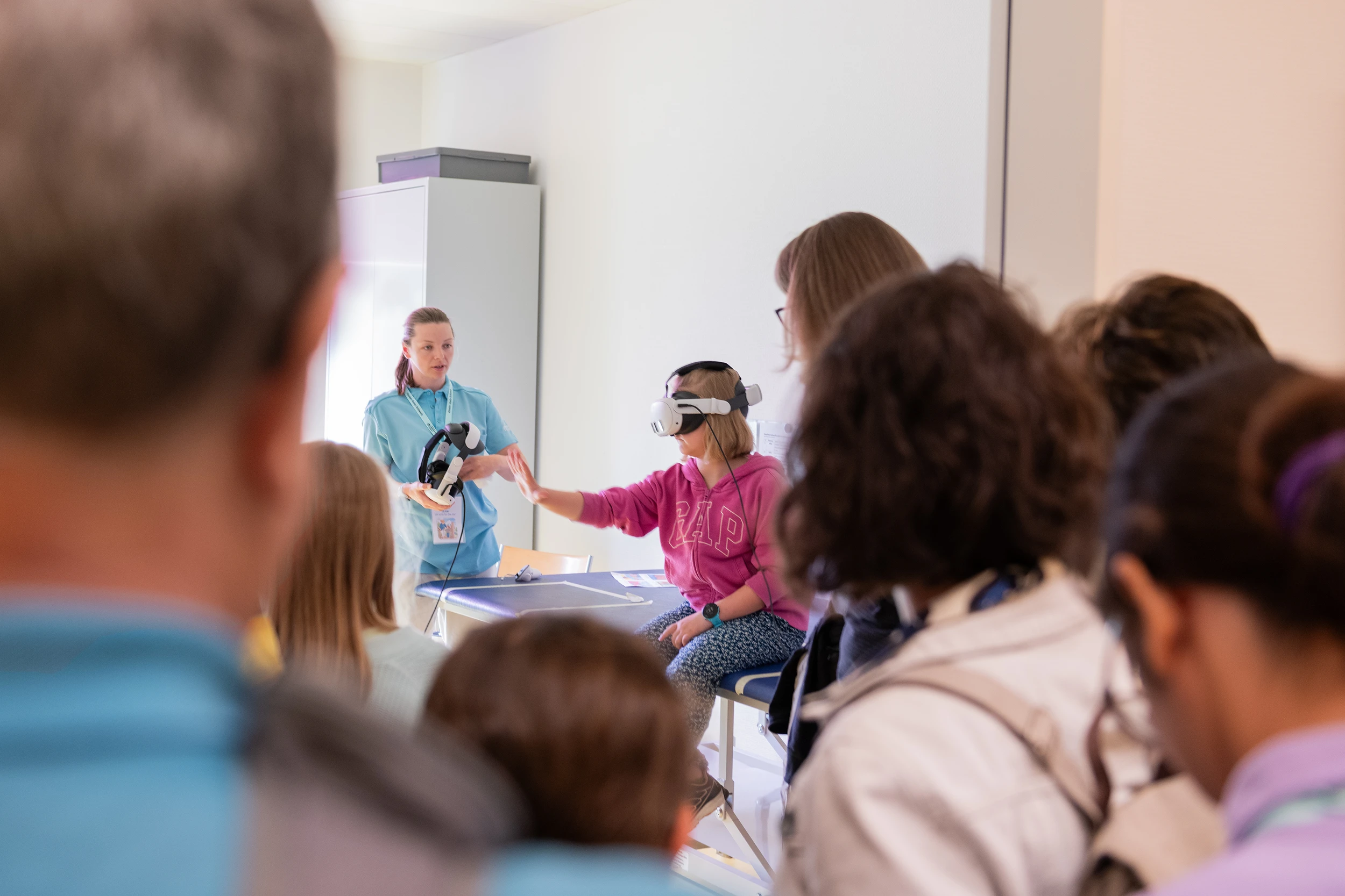 Eine Therapeutin leitet ein Kind mit einer VR-Brille an