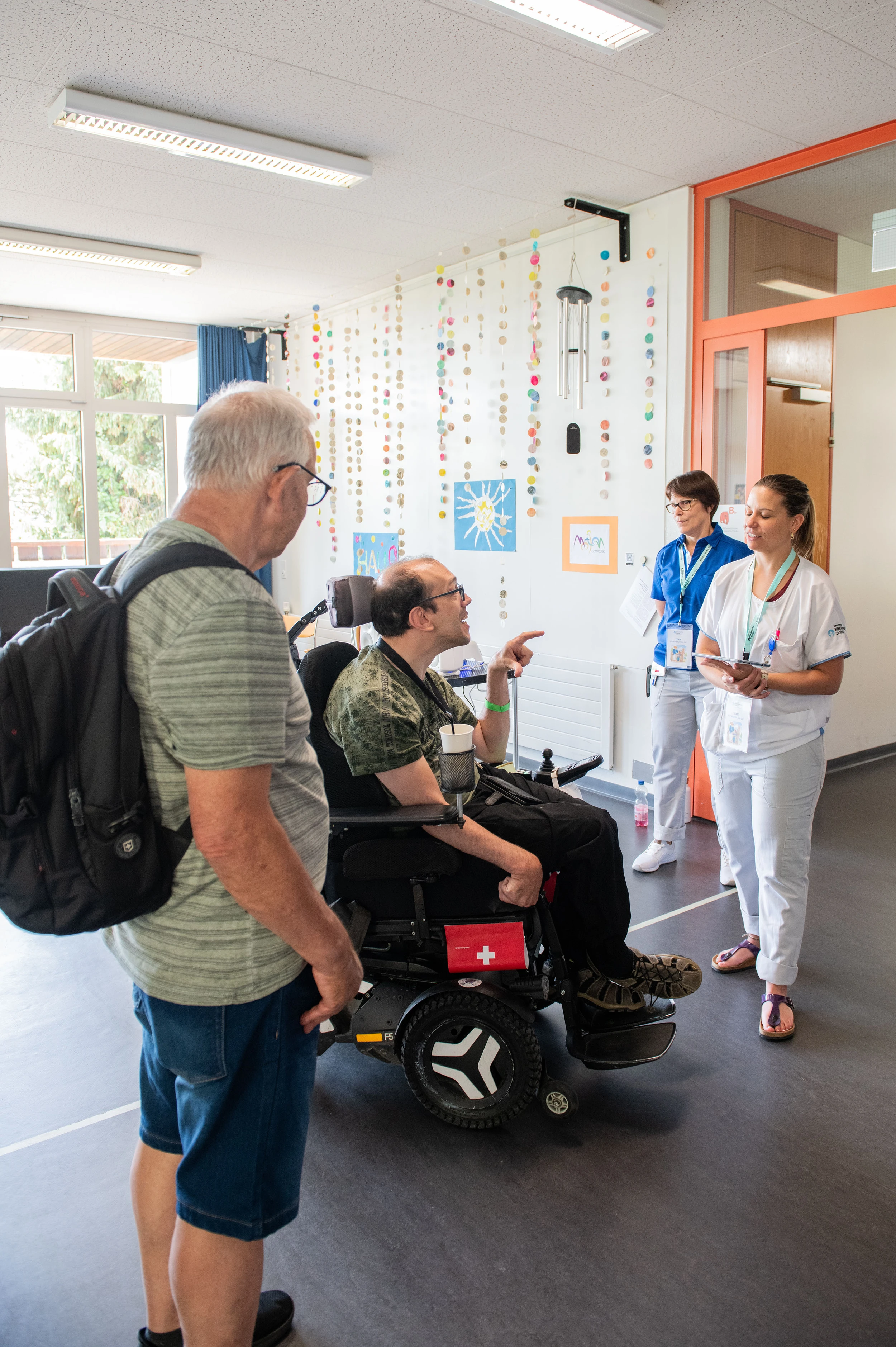 Besucher und Mitarbeitende der Kinder-Reha Schweiz am Tag der offenen Tür