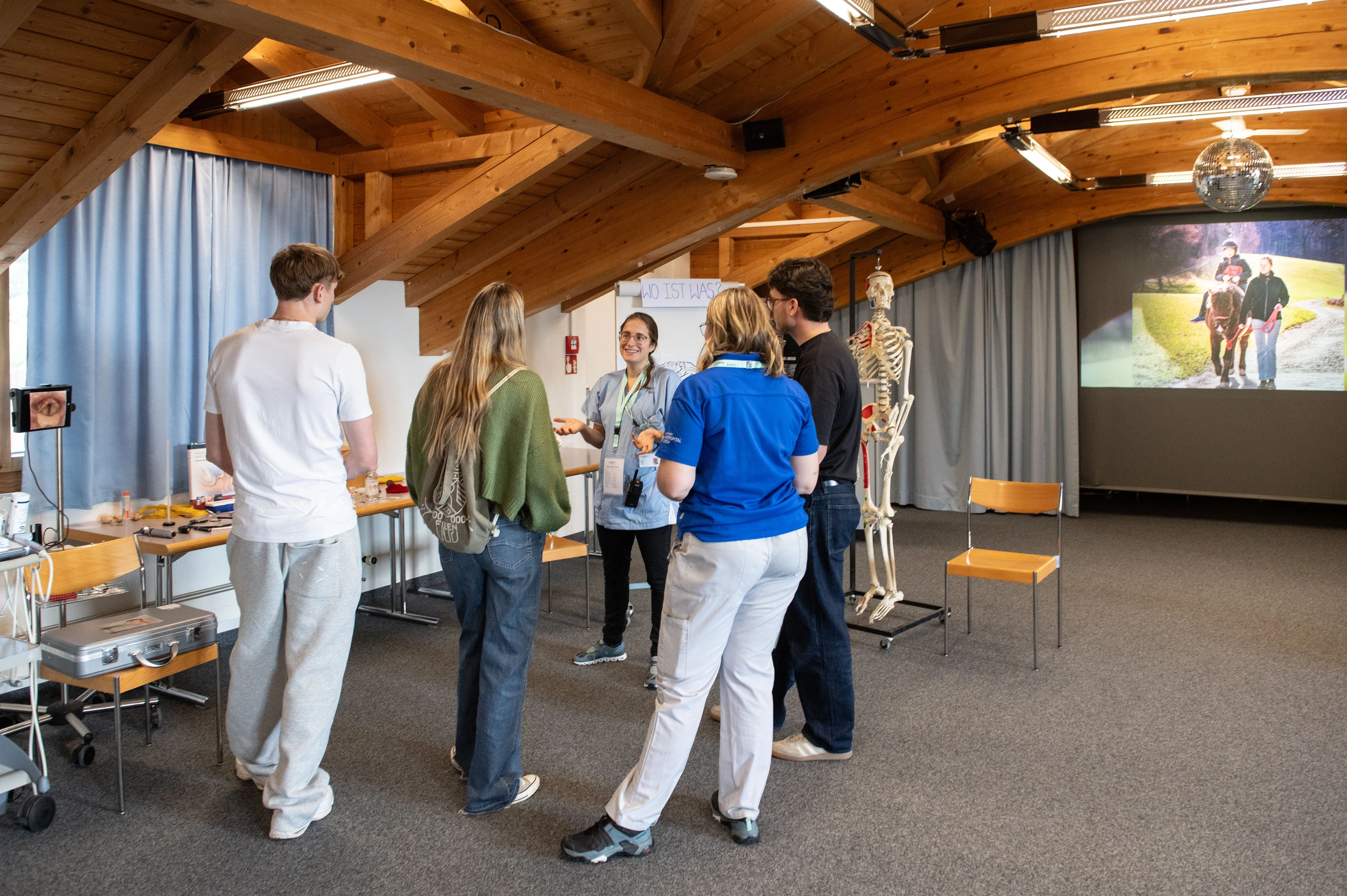 Besucher und Mitarbeitende der Kinder-Reha Schweiz am Tag der offenen Tür