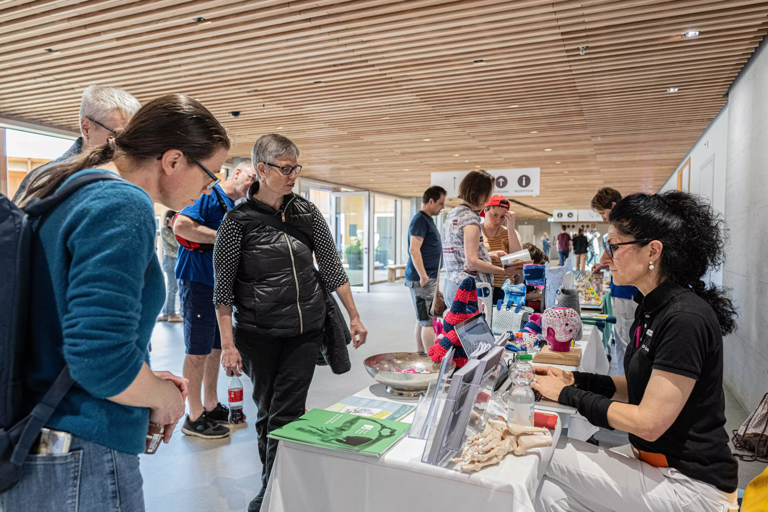 Besuchende am Infostand des Kinderspitals
