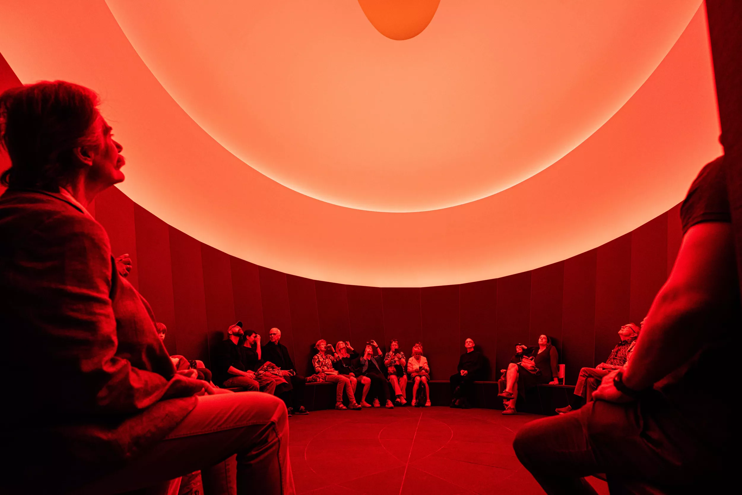 Besuchende im Skyspace von Künstler James Turrell