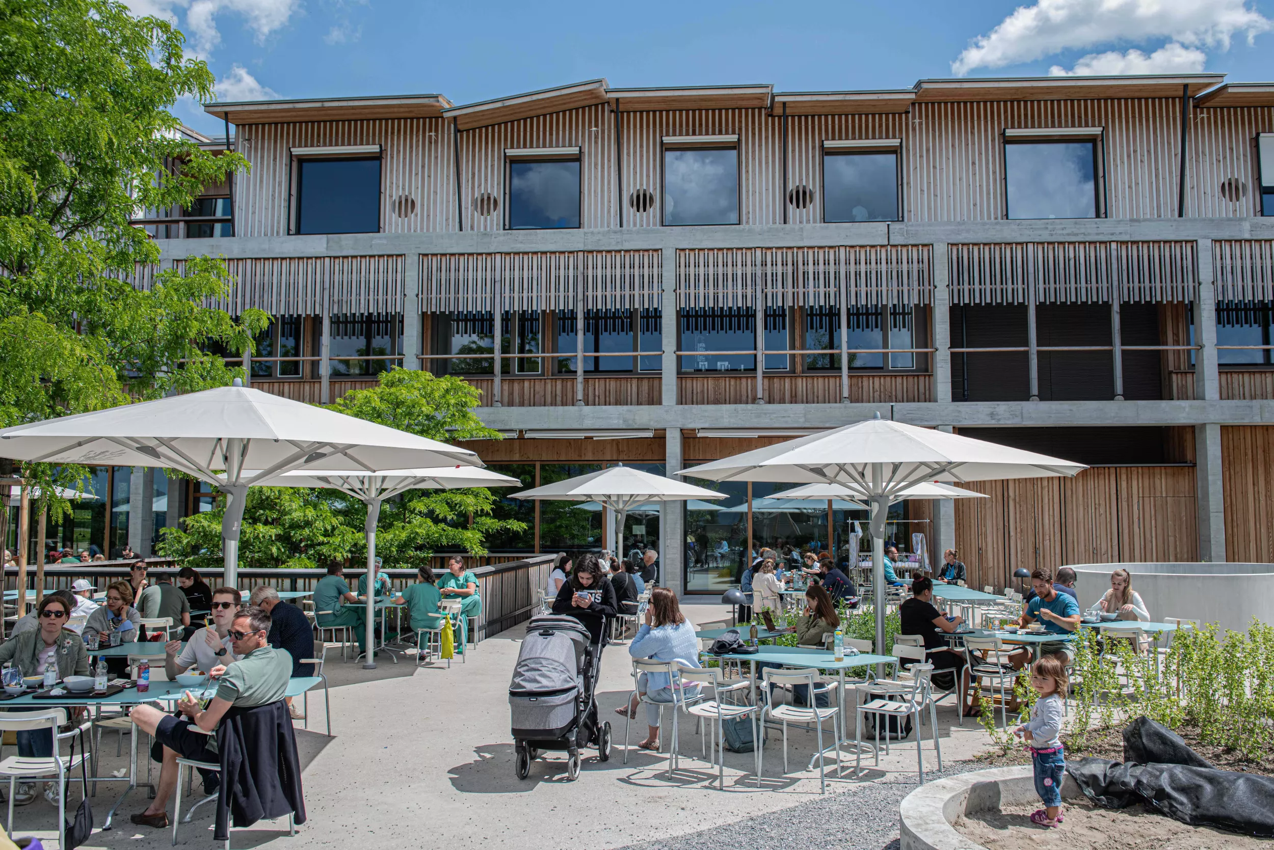 Besuchende gönnen sich Pause auf Restaurant-Terrasse des Kinderspitals