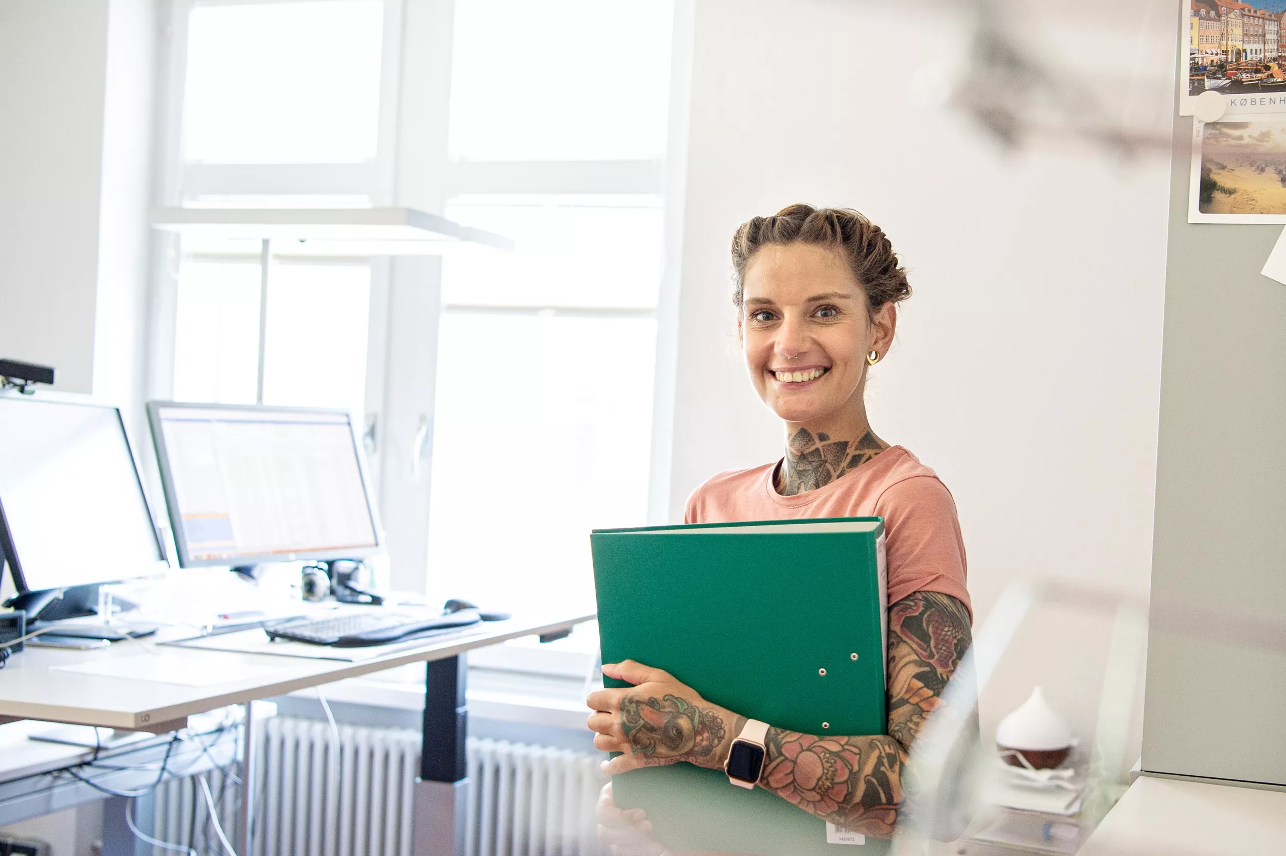 Büromitarbeiterin am PC